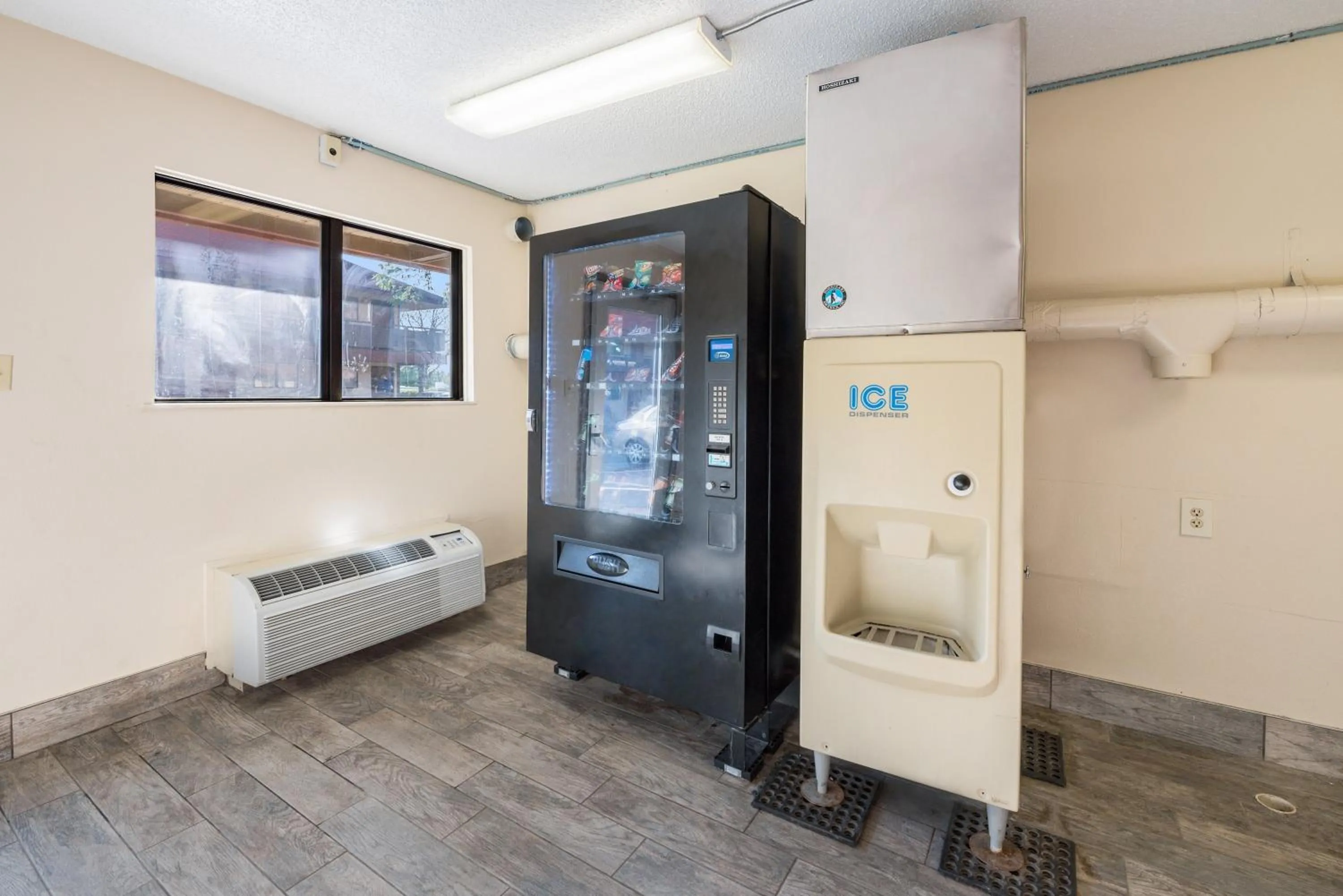 Other, Bed in Red Roof Inn Columbus - Grove City