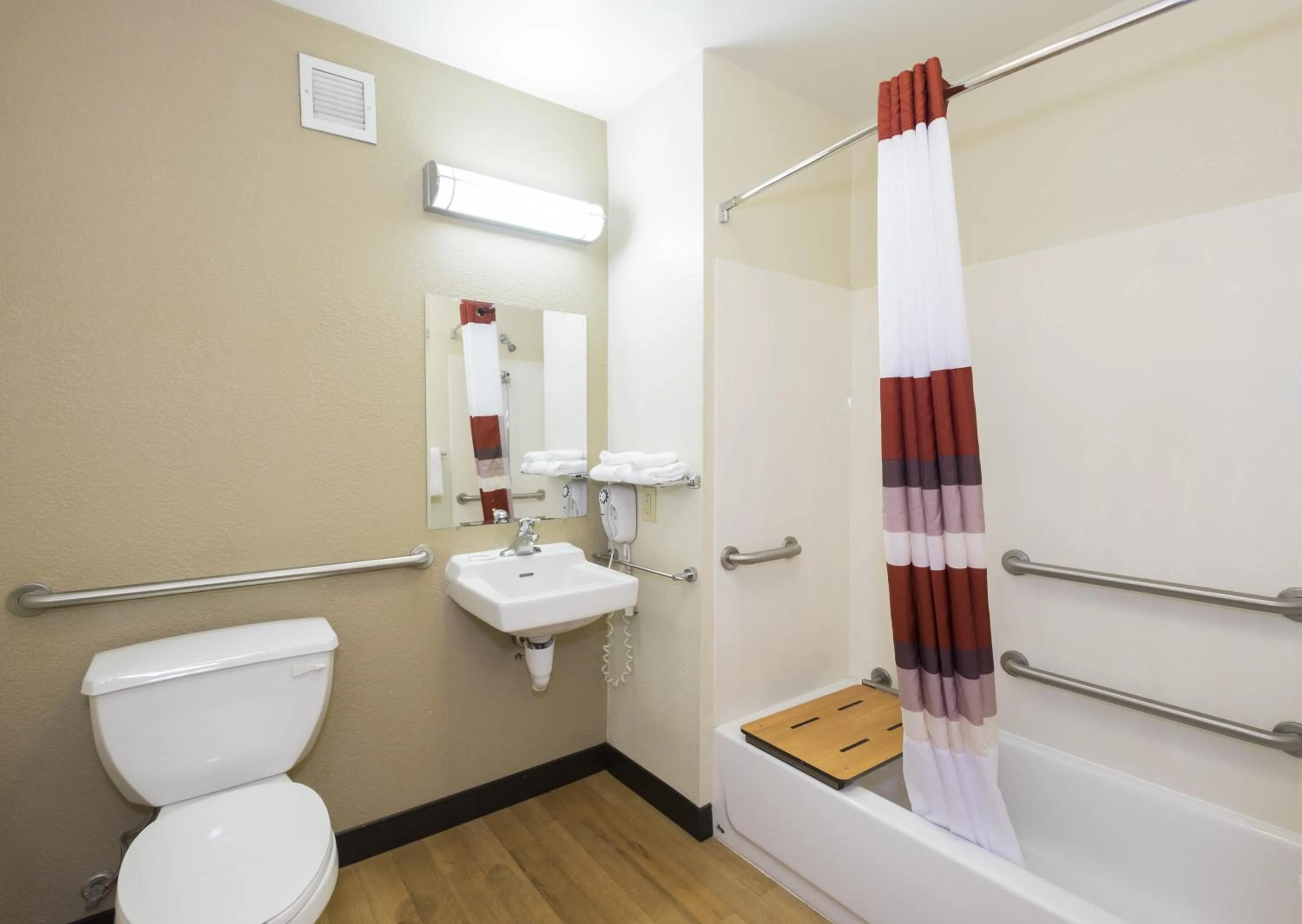 Bathroom in Red Roof Inn PLUS+ Columbus Downtown - Convention Center