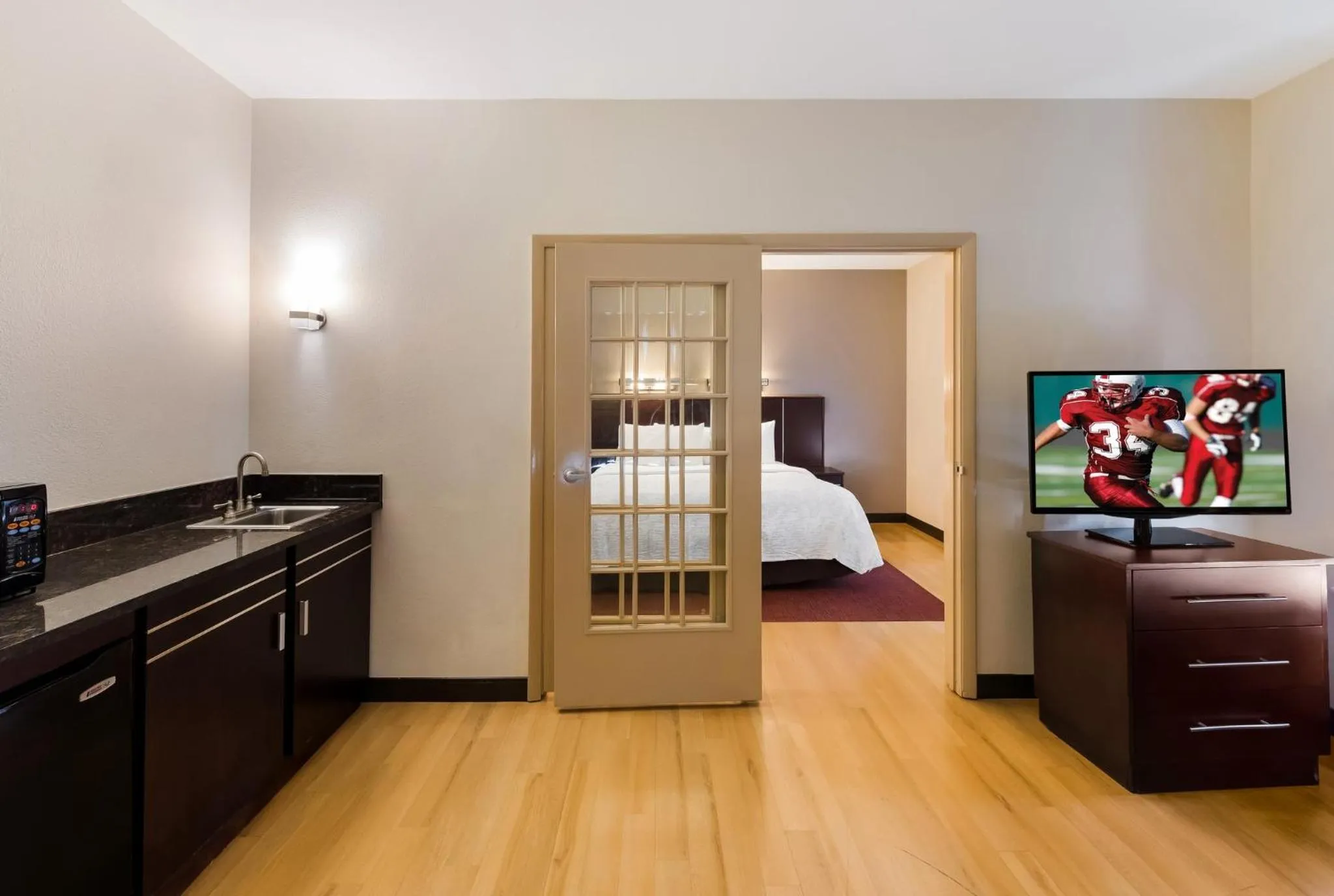 Bedroom, Bed in Red Roof Inn PLUS+ Columbus Downtown - Convention Center