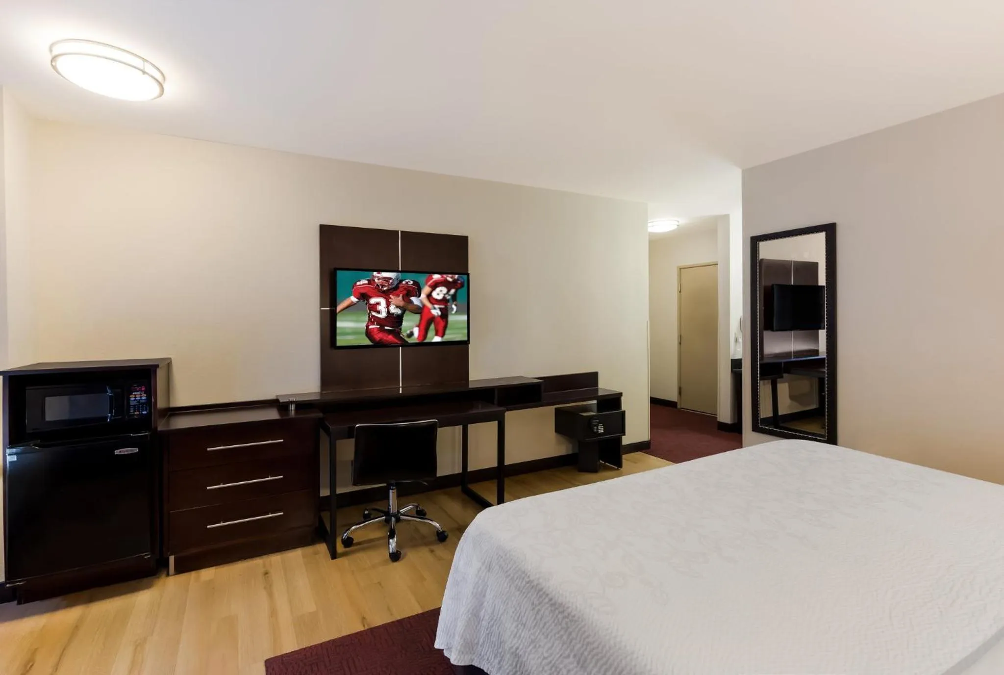 Photo of the whole room, Bed in Red Roof Inn PLUS+ Columbus Downtown - Convention Center