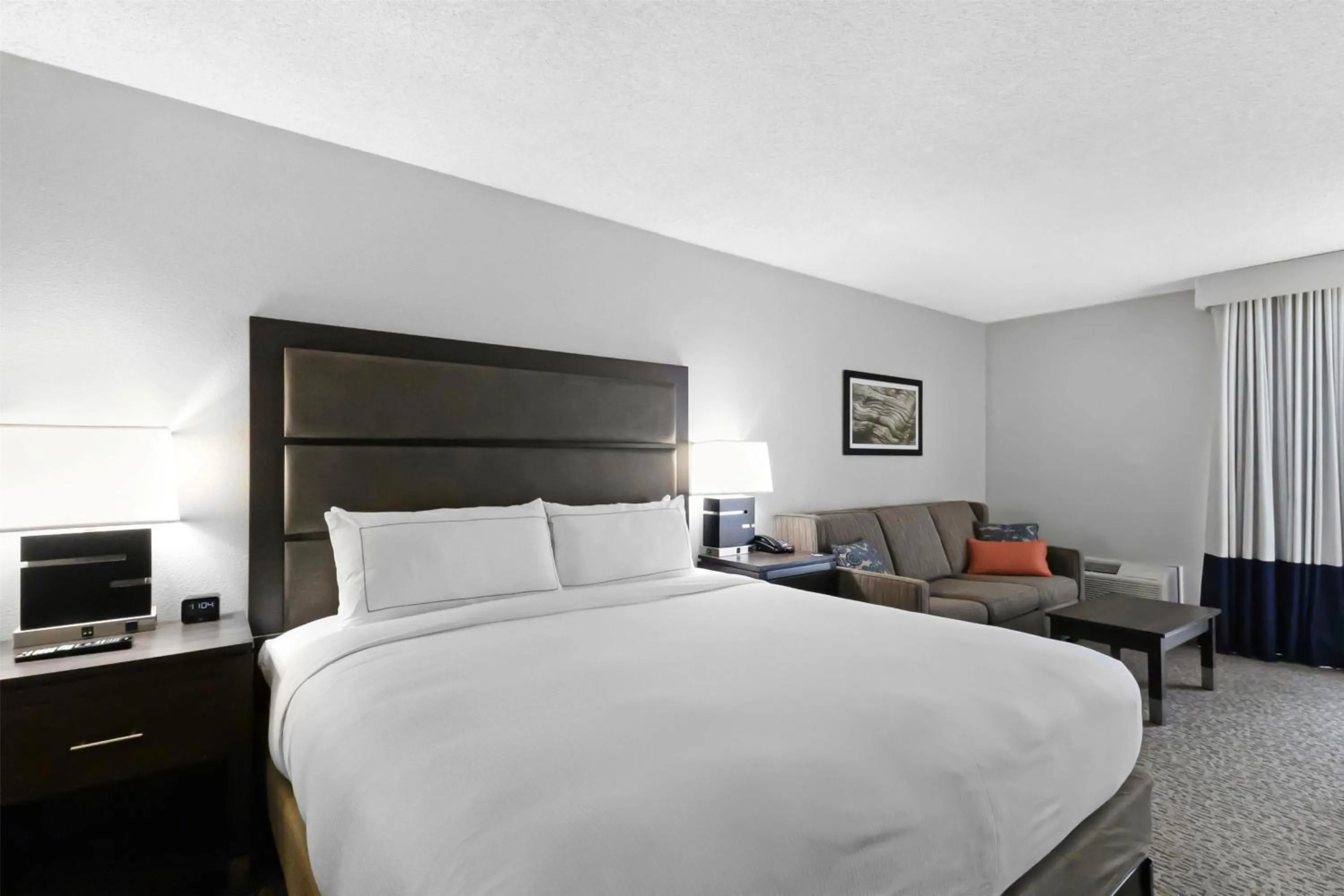 Living room, Bed in DoubleTree by Hilton Palm Beach Gardens