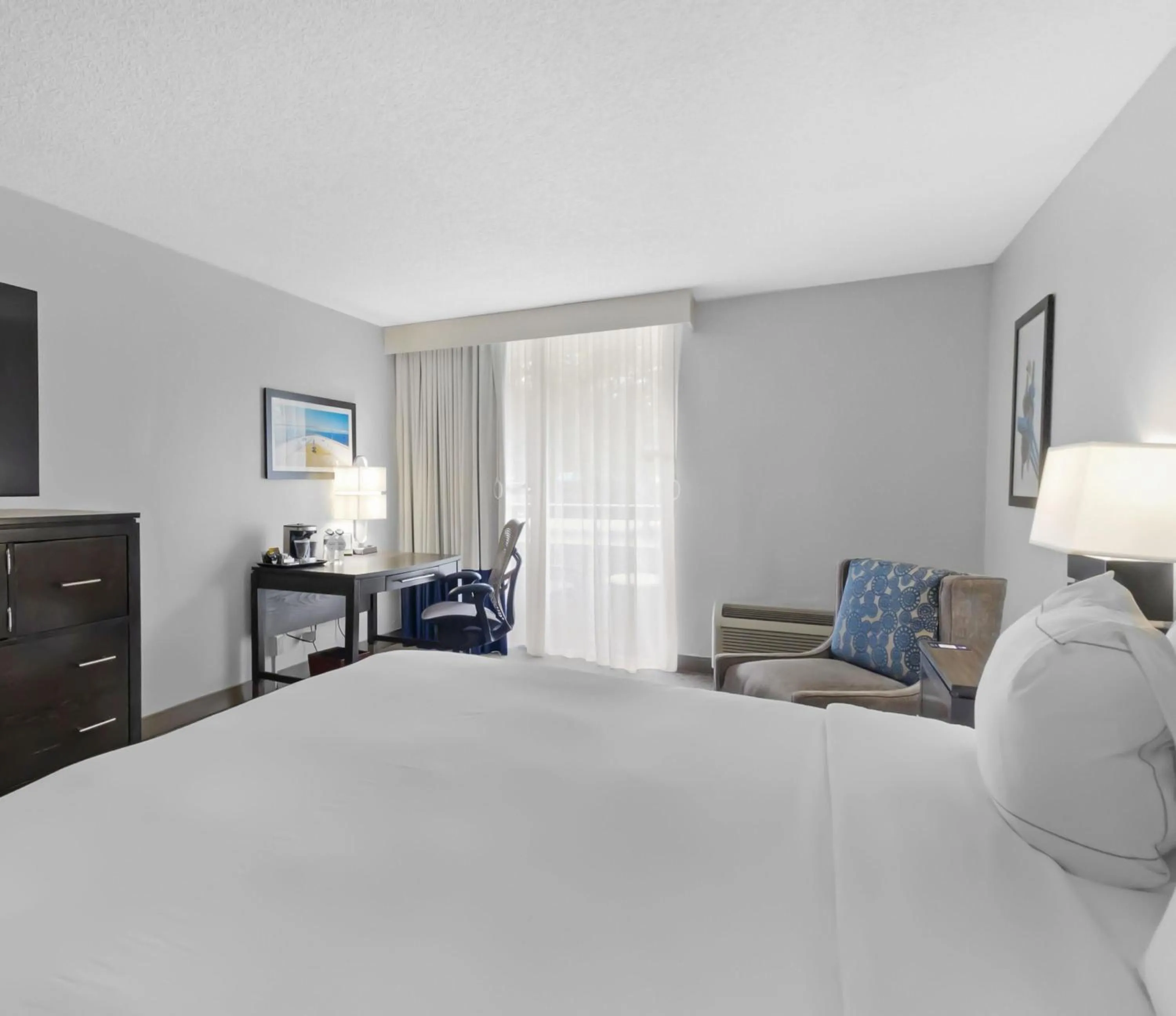 Bedroom, Bed in DoubleTree by Hilton Palm Beach Gardens
