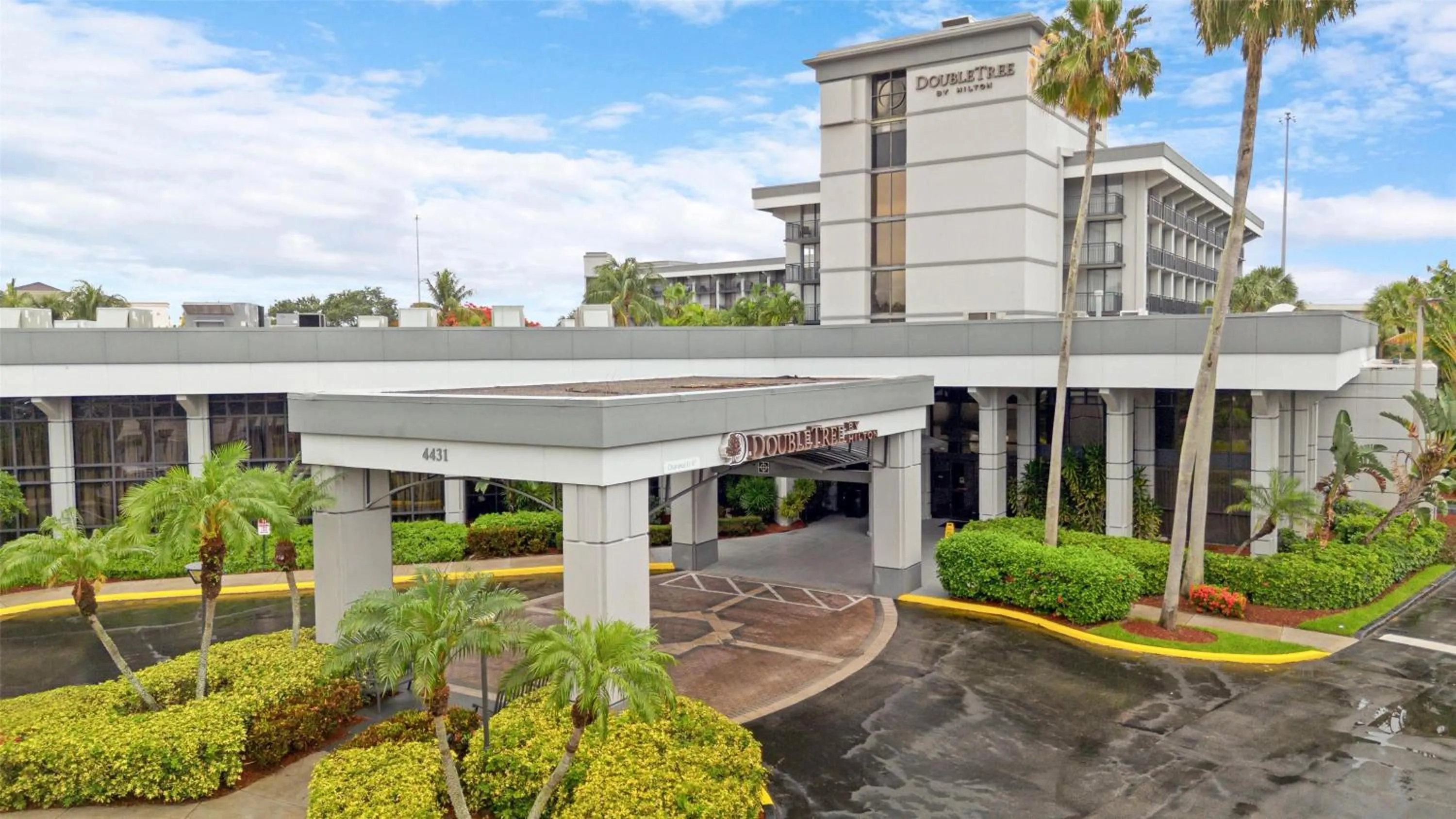 Property building in DoubleTree by Hilton Palm Beach Gardens