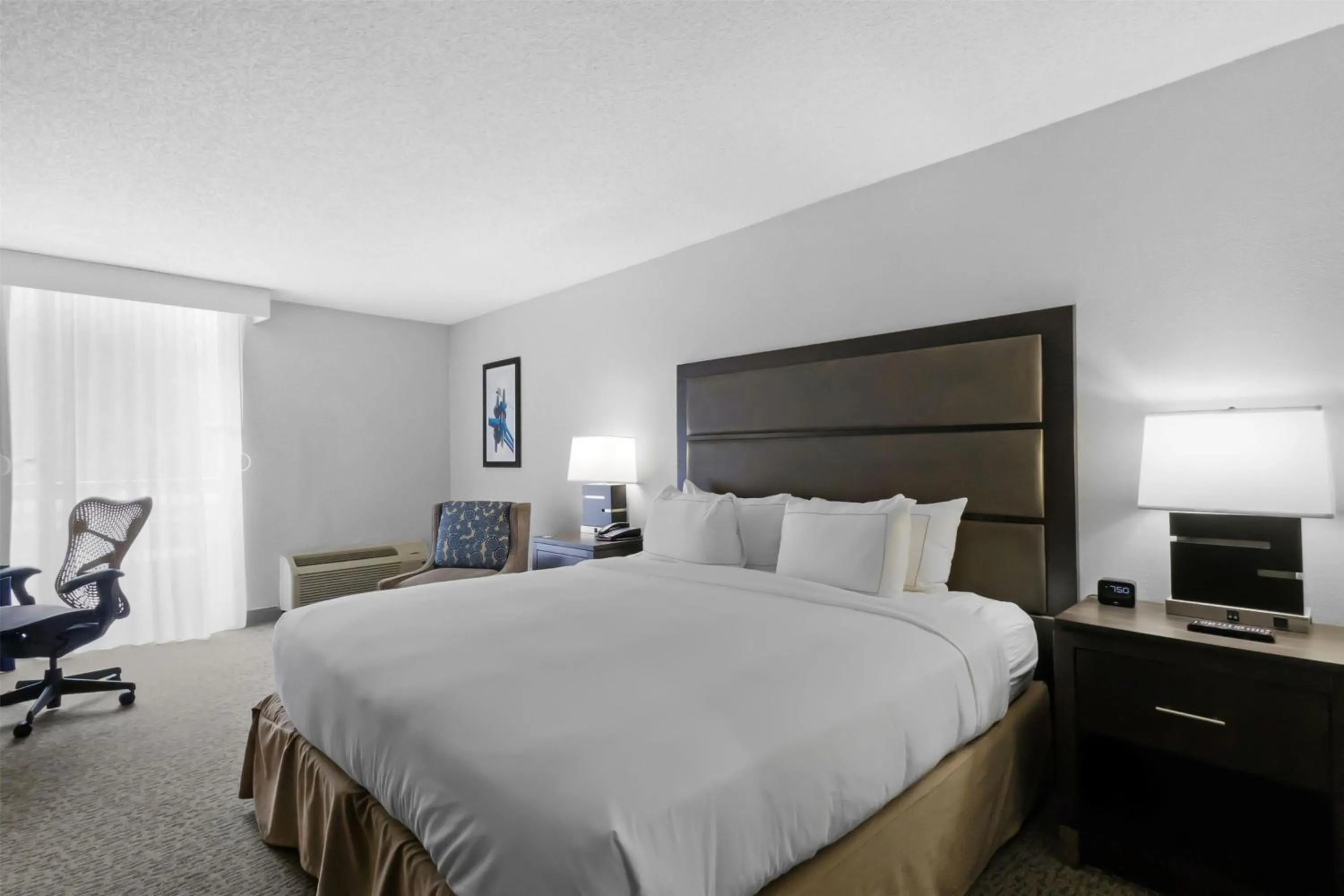 Bed in DoubleTree by Hilton Palm Beach Gardens