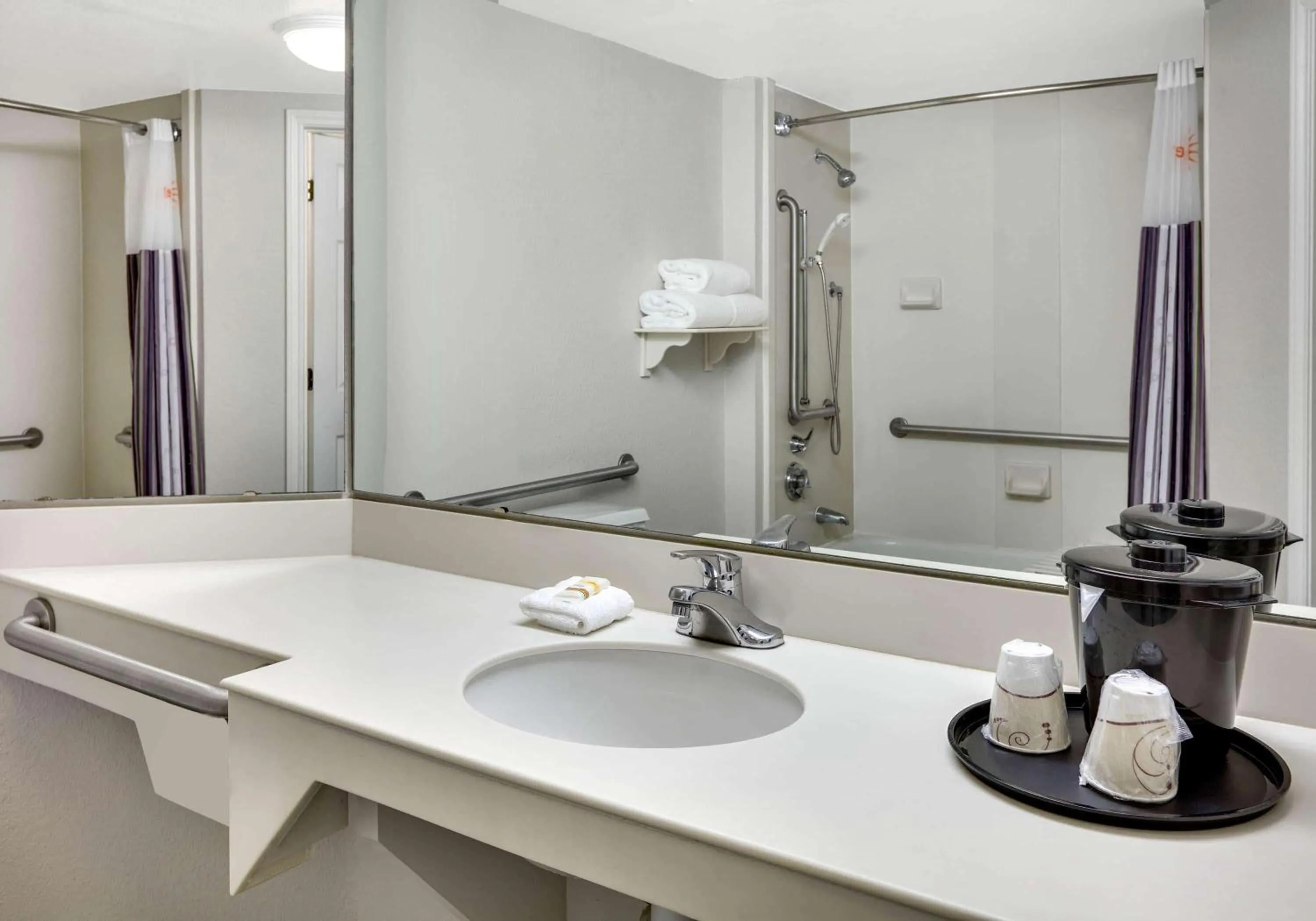 Bathroom in La Quinta by Wyndham Dallas - Addison Galleria