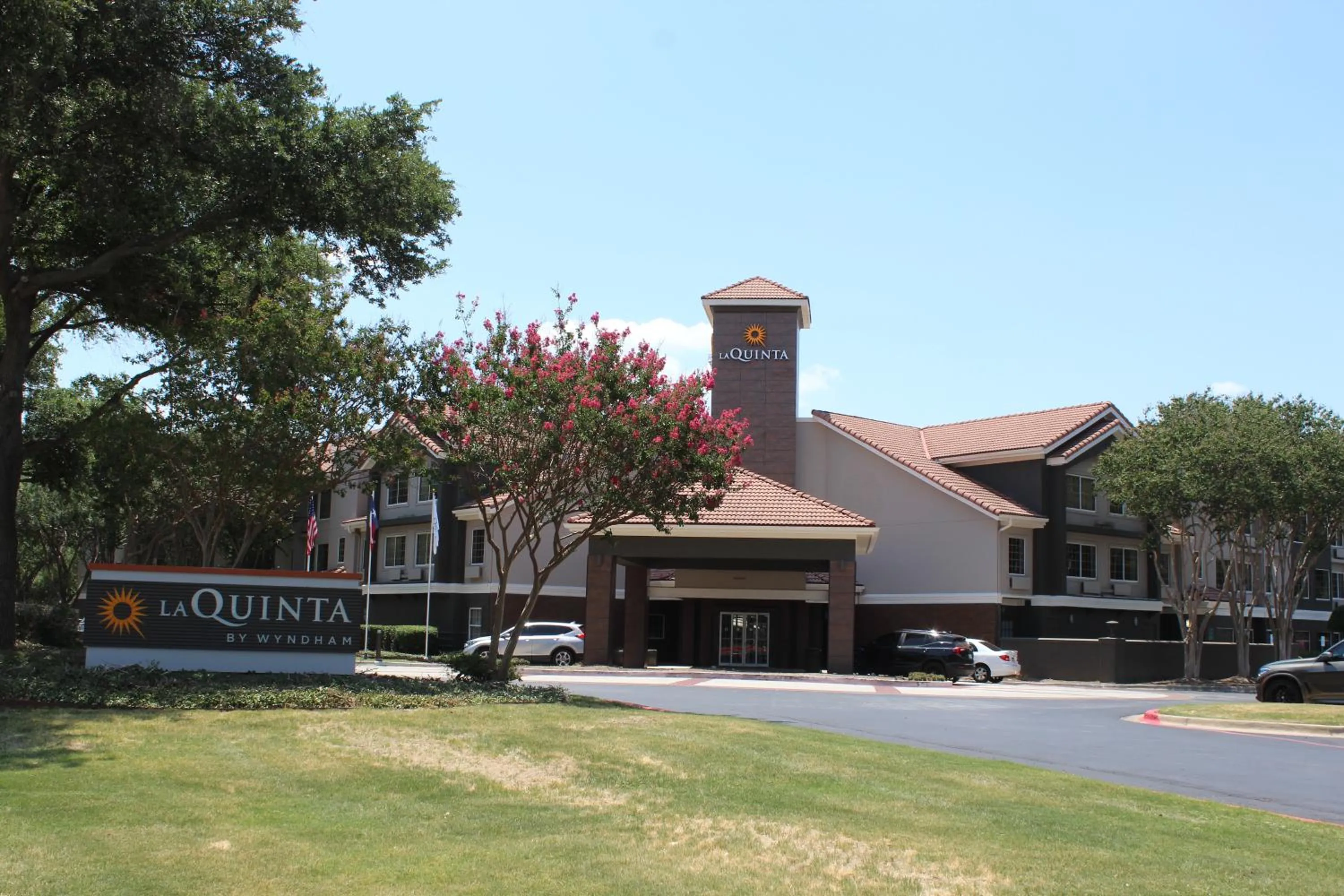 Property building in La Quinta by Wyndham Dallas - Addison Galleria