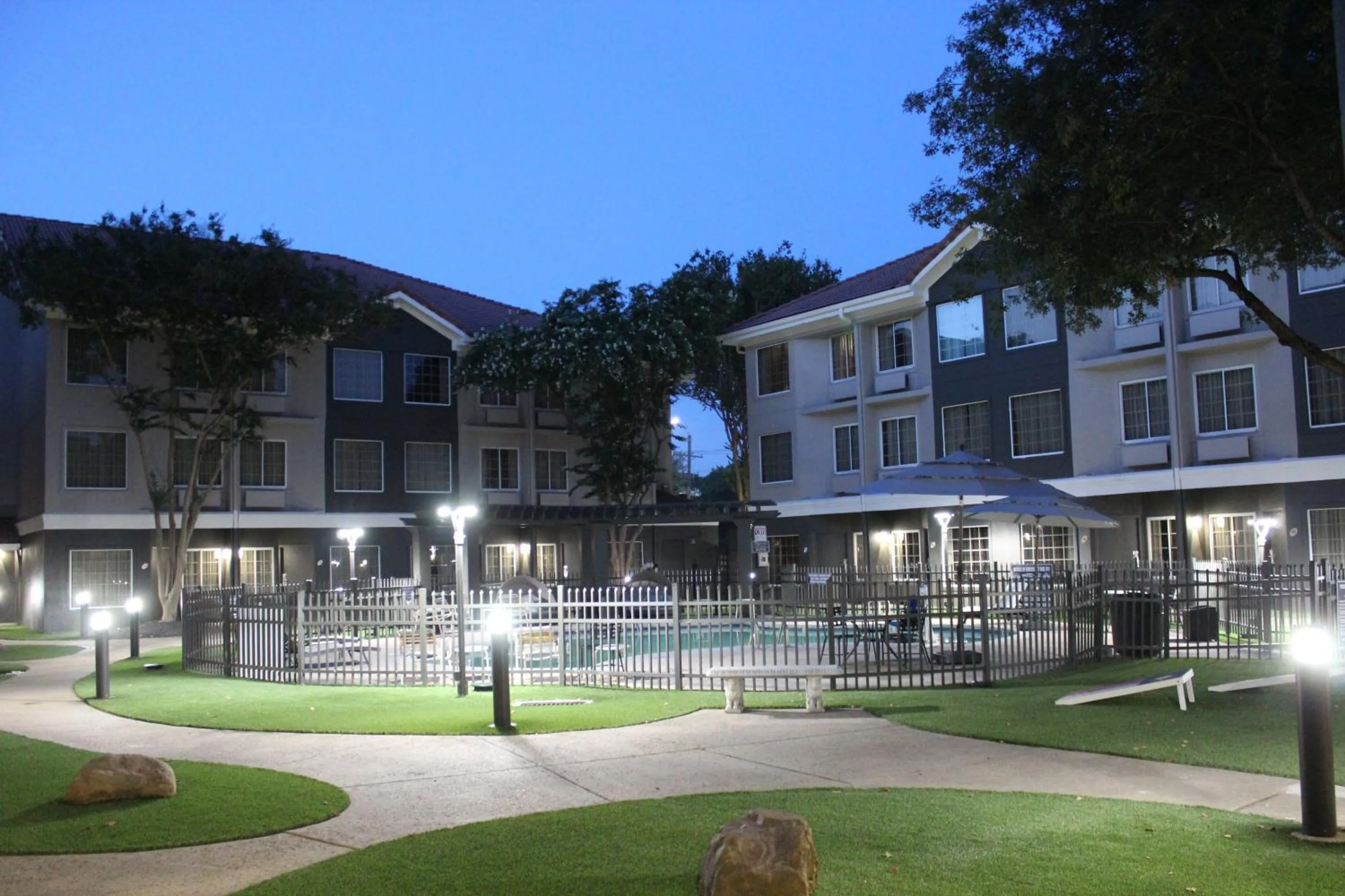 Property building in La Quinta by Wyndham Dallas - Addison Galleria