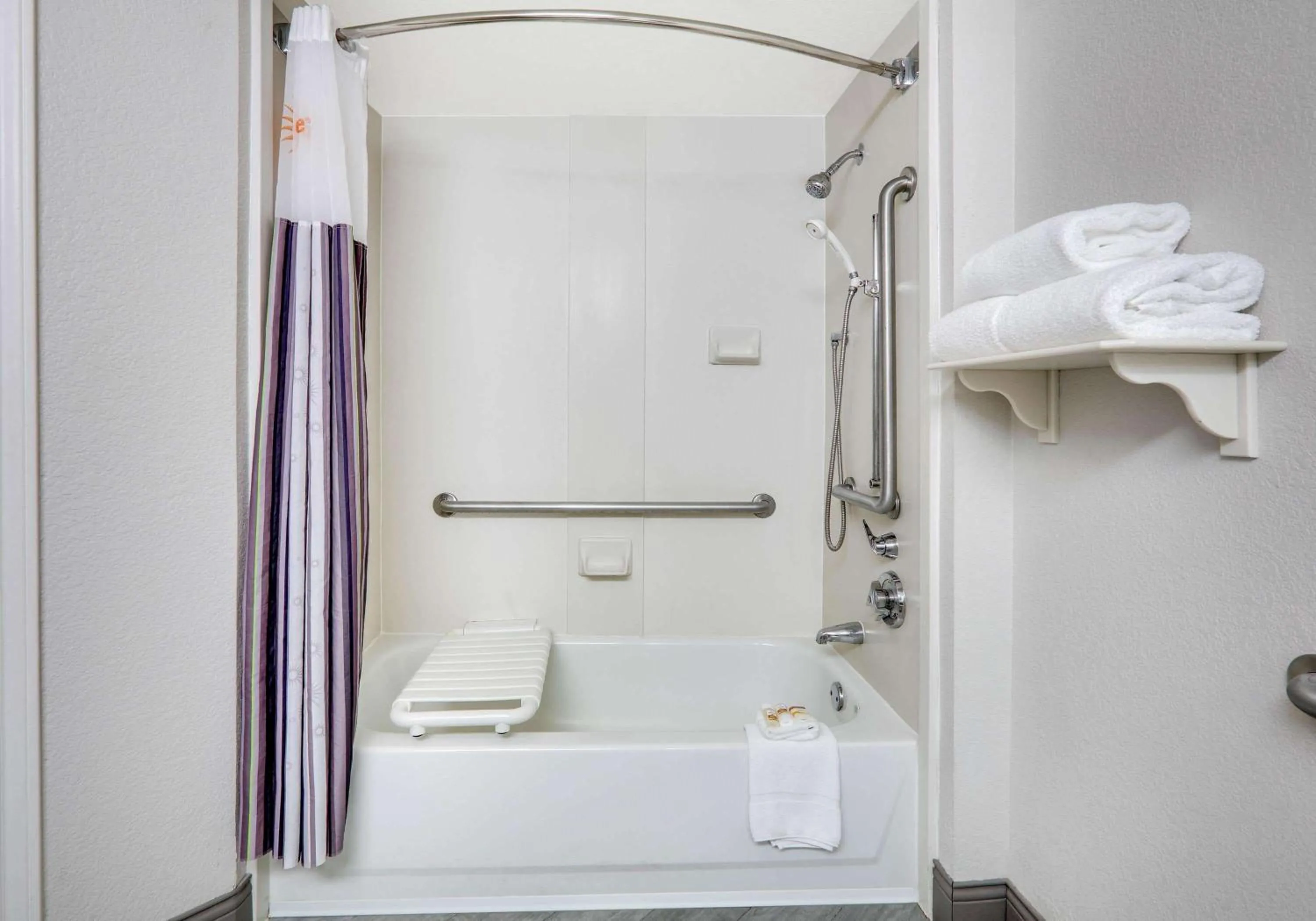 Bathroom in La Quinta by Wyndham Dallas - Addison Galleria