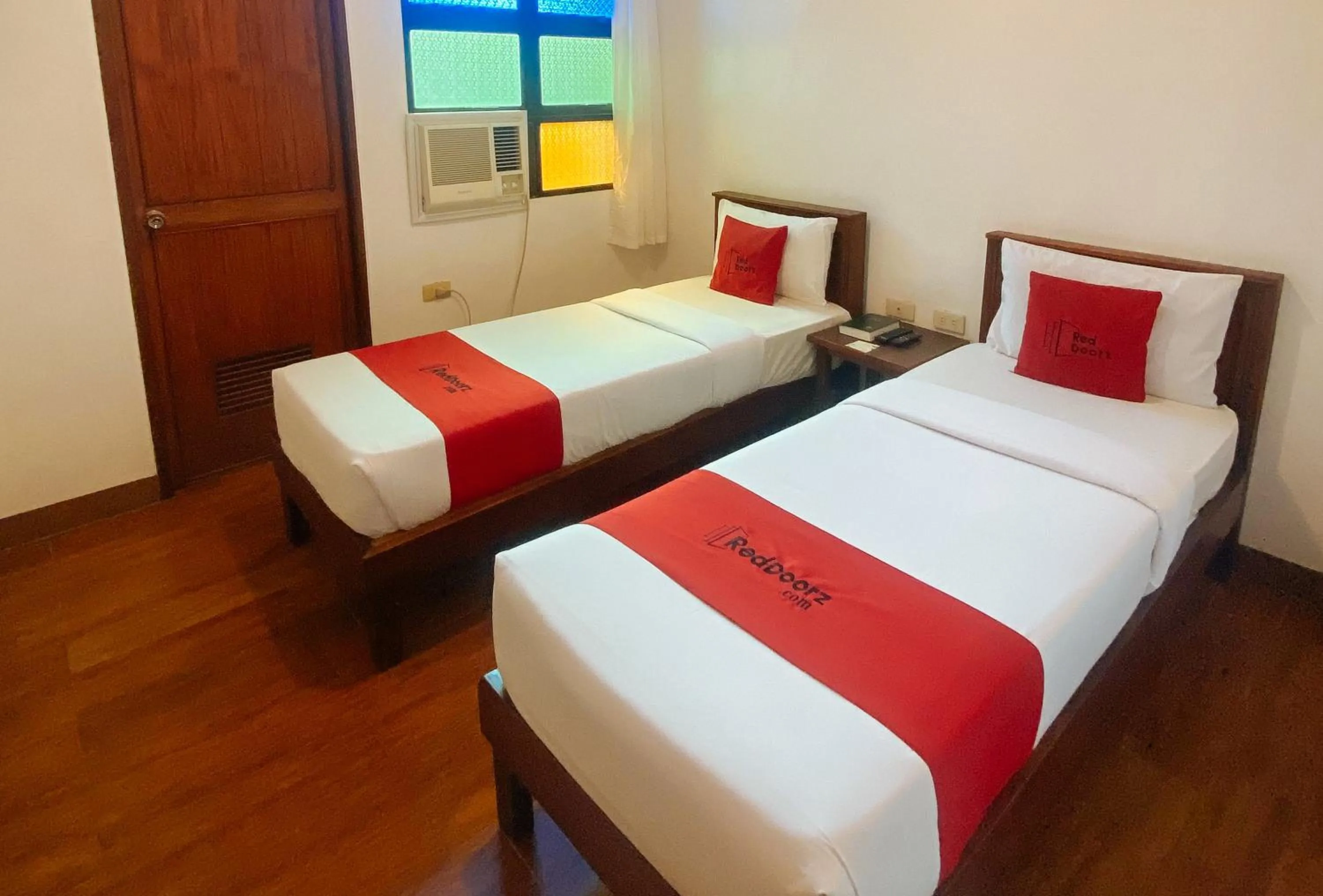 Bed in RedDoorz Plus at Balai Sofia Bed & Breakfast Batangas