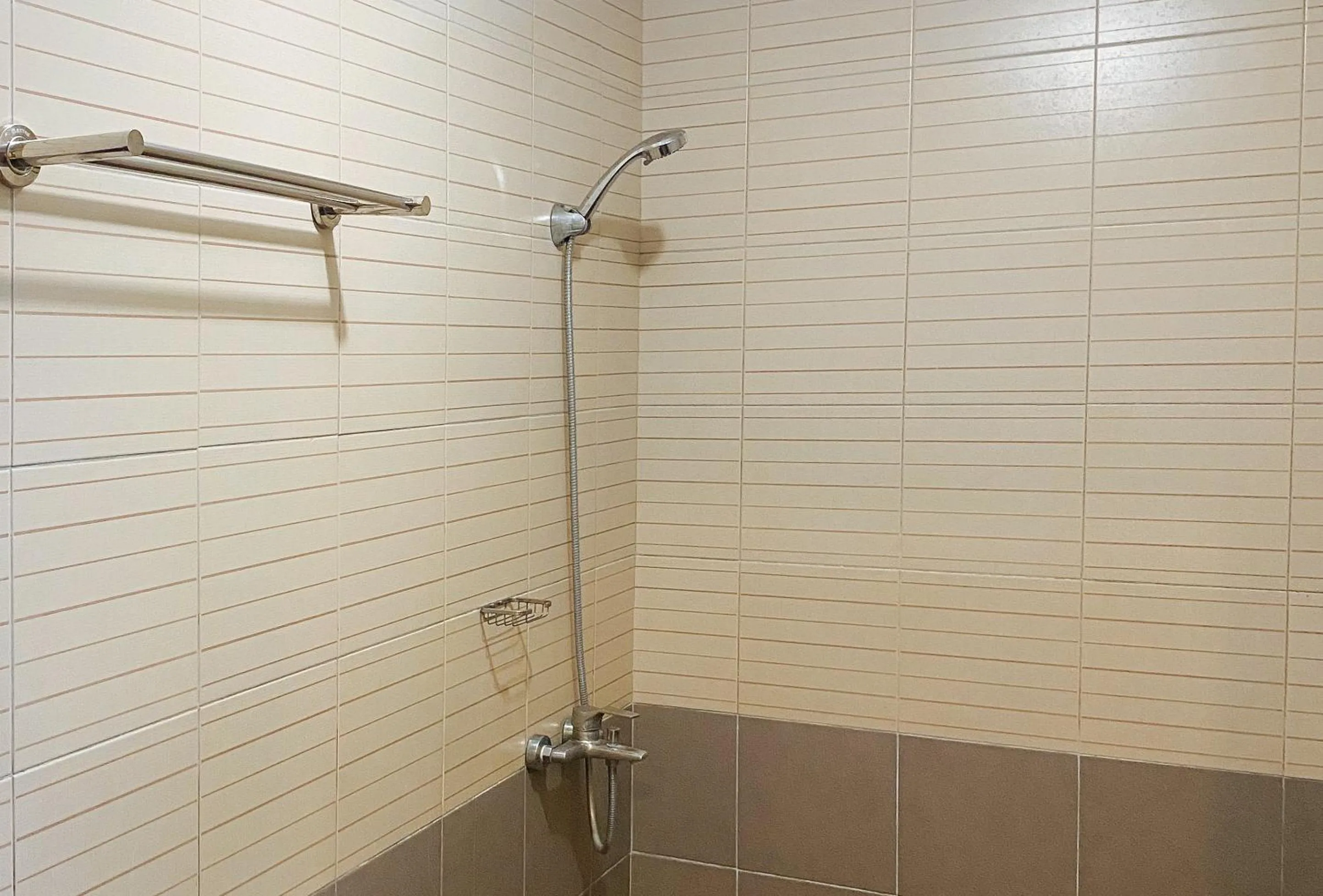 Shower in RedDoorz Plus at Balai Sofia Bed & Breakfast Batangas