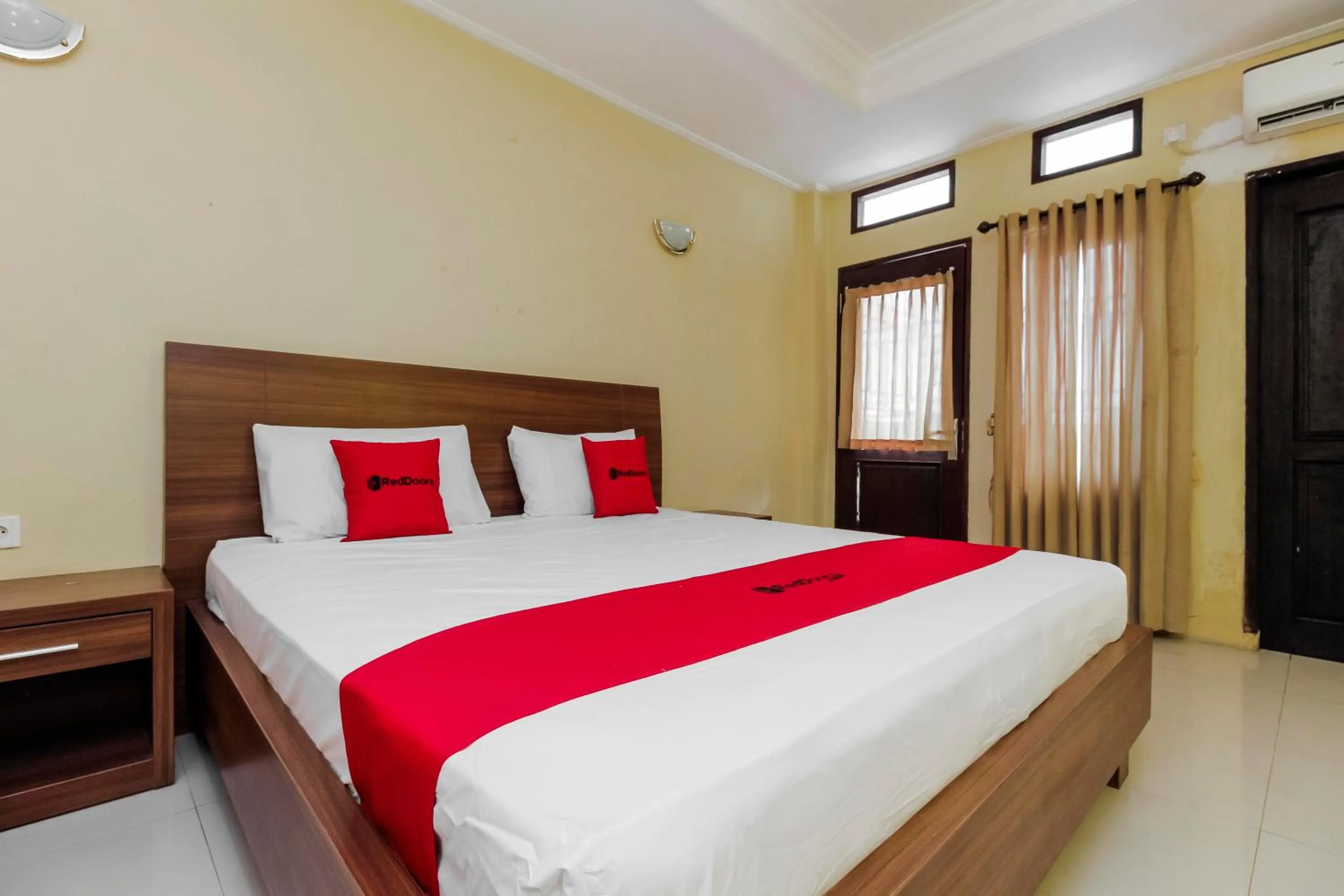 Bedroom, Bed in RedDoorz near Taman Samarendah Samarinda
