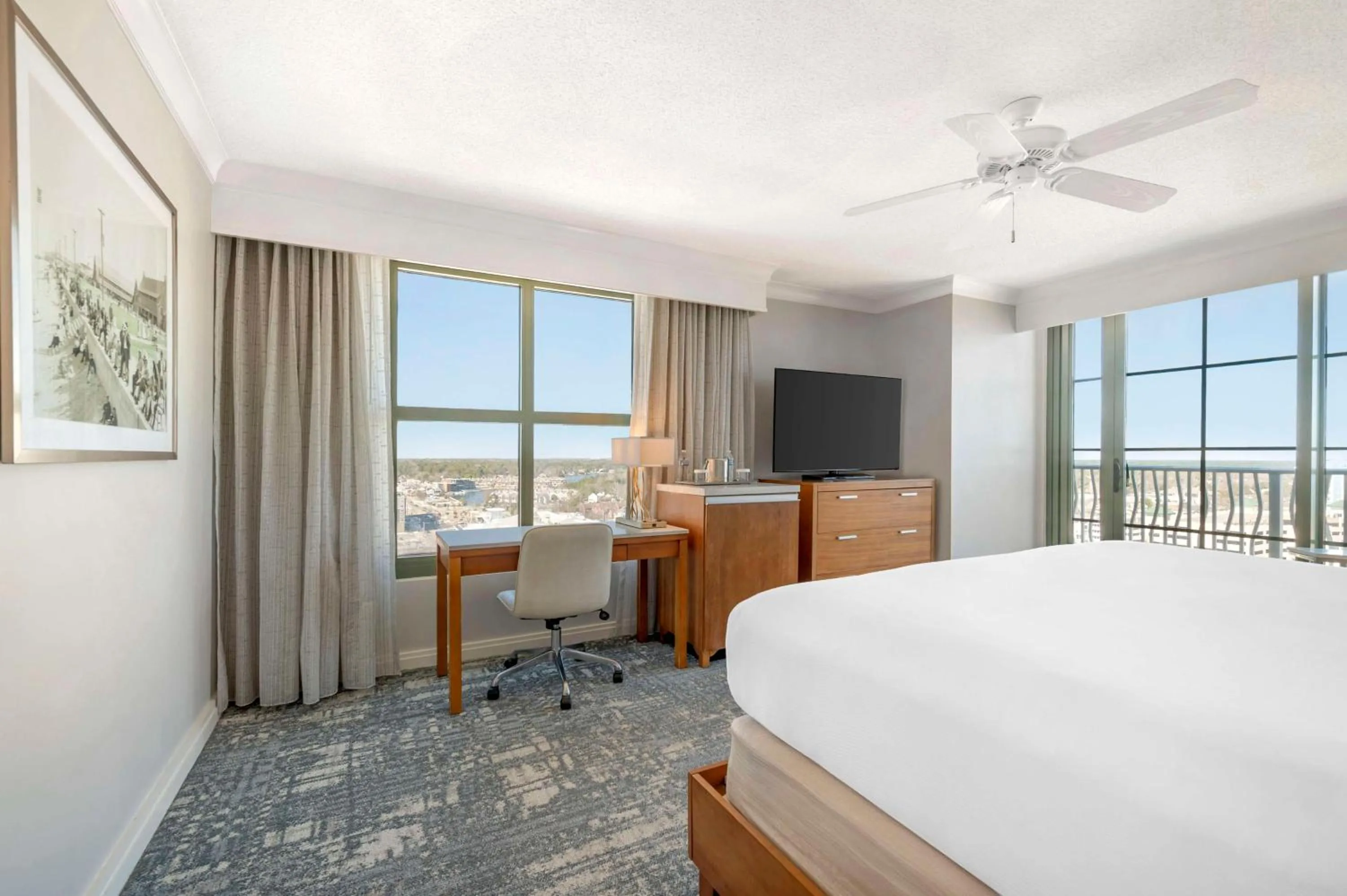 Bedroom, Bed in Hilton Virginia Beach Oceanfront