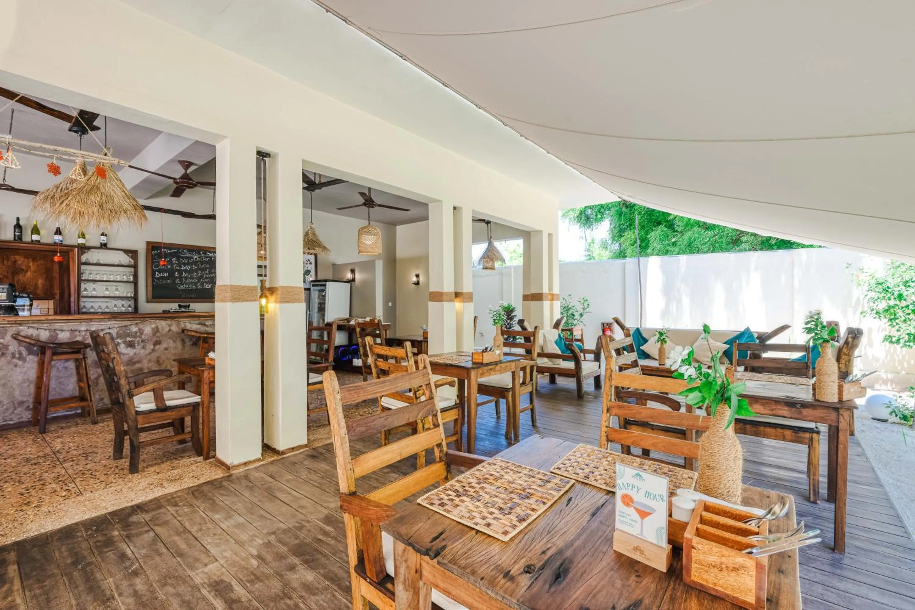 Restaurant/places to eat in Clove Island Villas & Spa