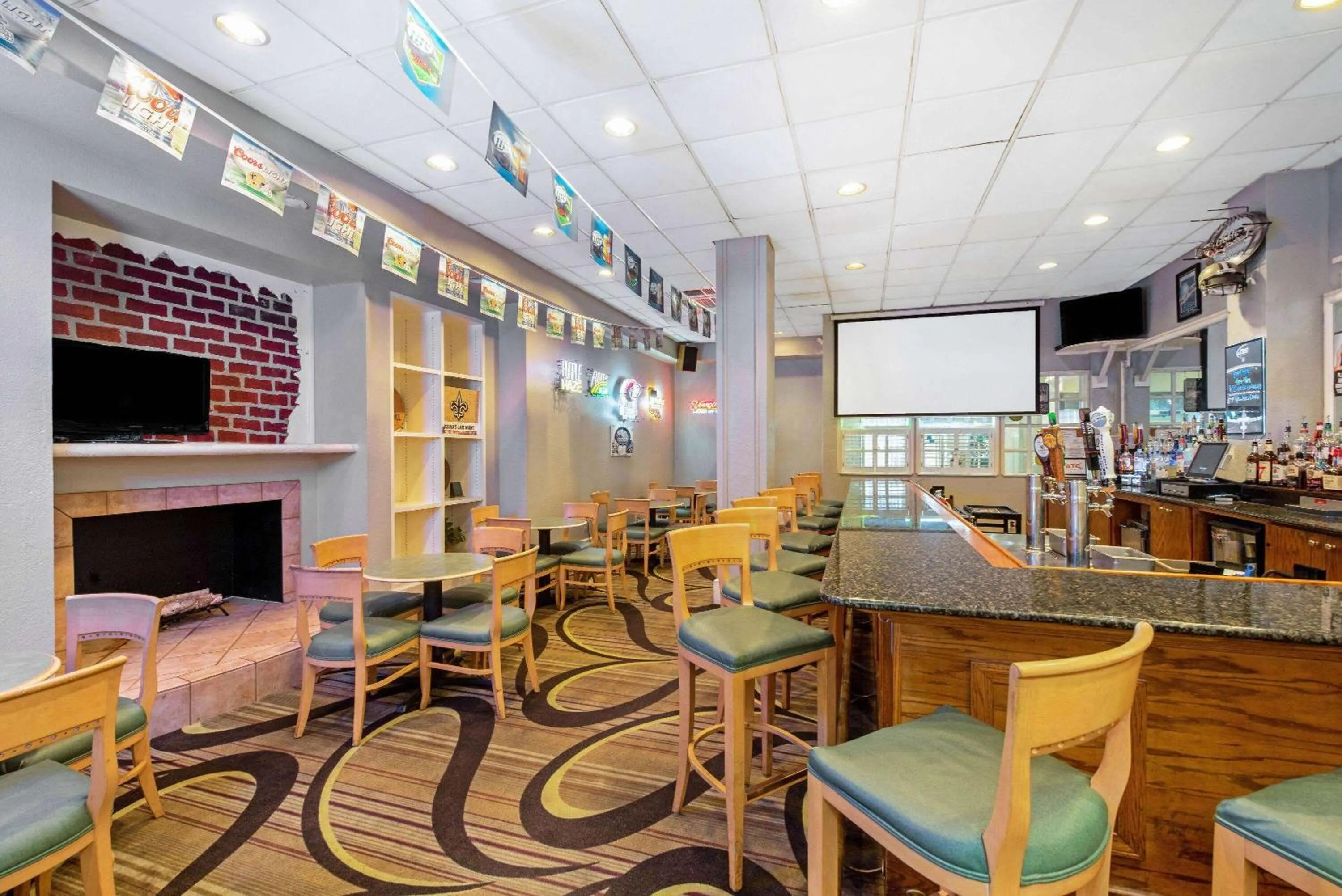 Lounge or bar in La Quinta by Wyndham New Orleans Airport