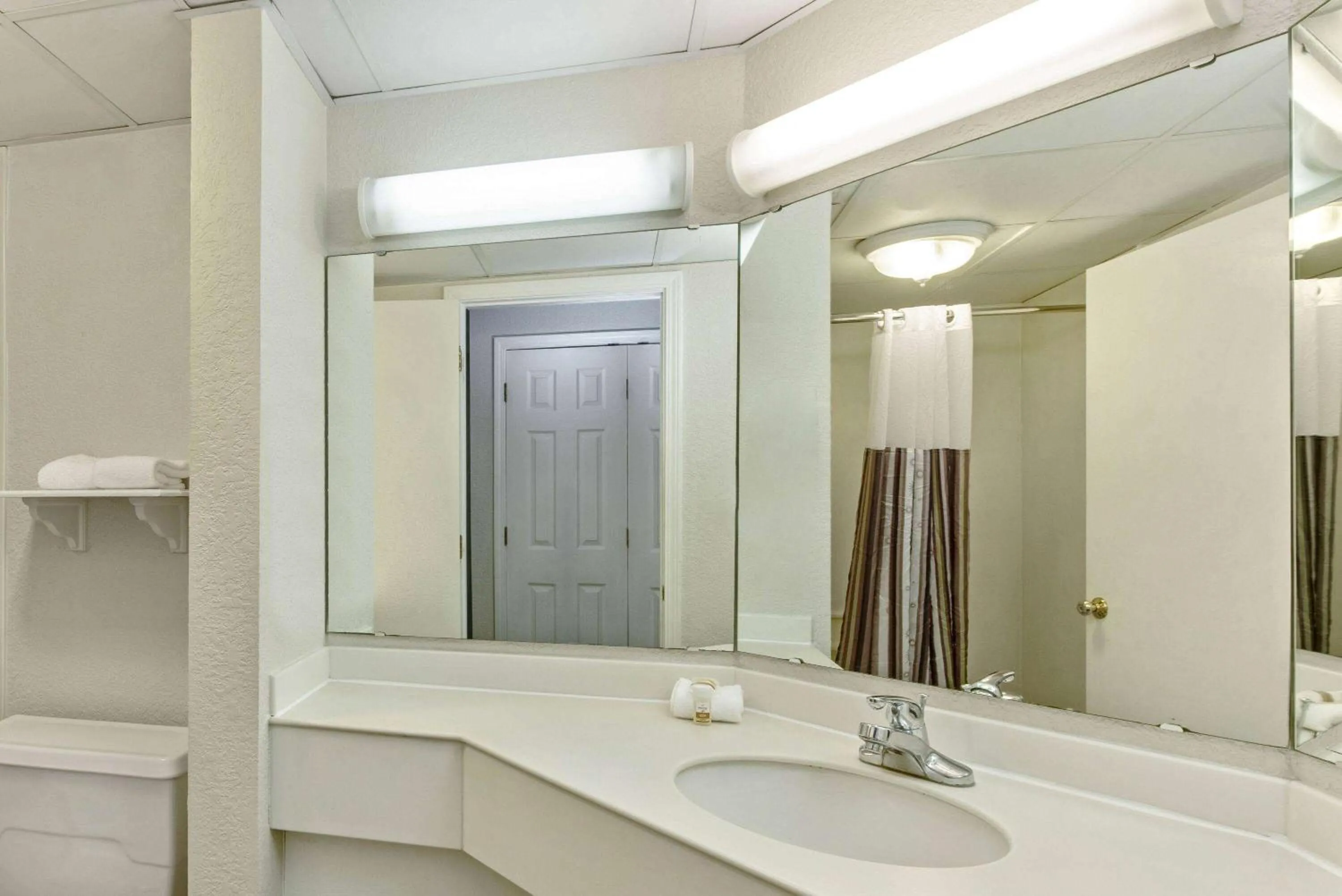 TV and multimedia in La Quinta by Wyndham New Orleans Airport