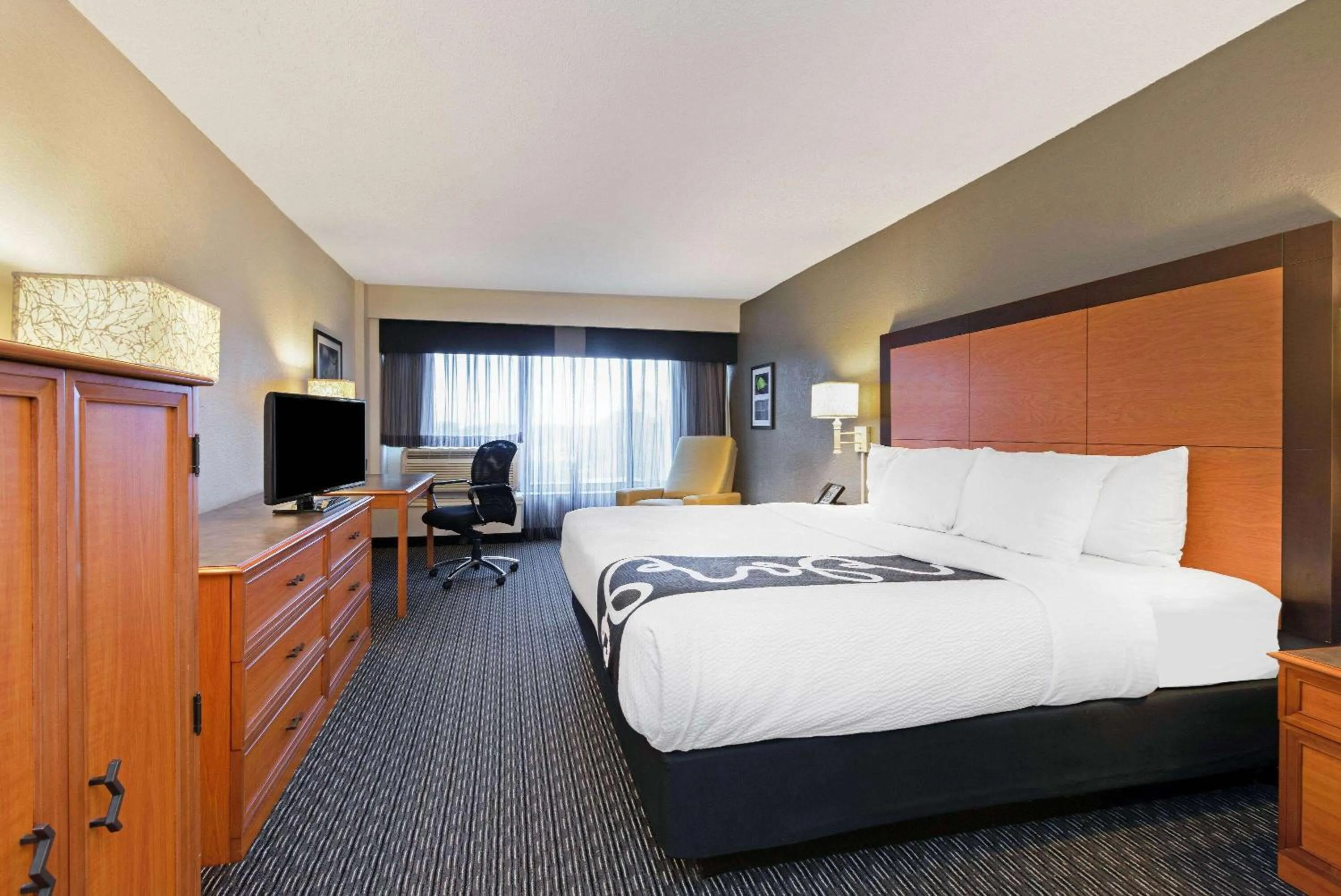 Photo of the whole room, Bed in La Quinta by Wyndham New Orleans Airport