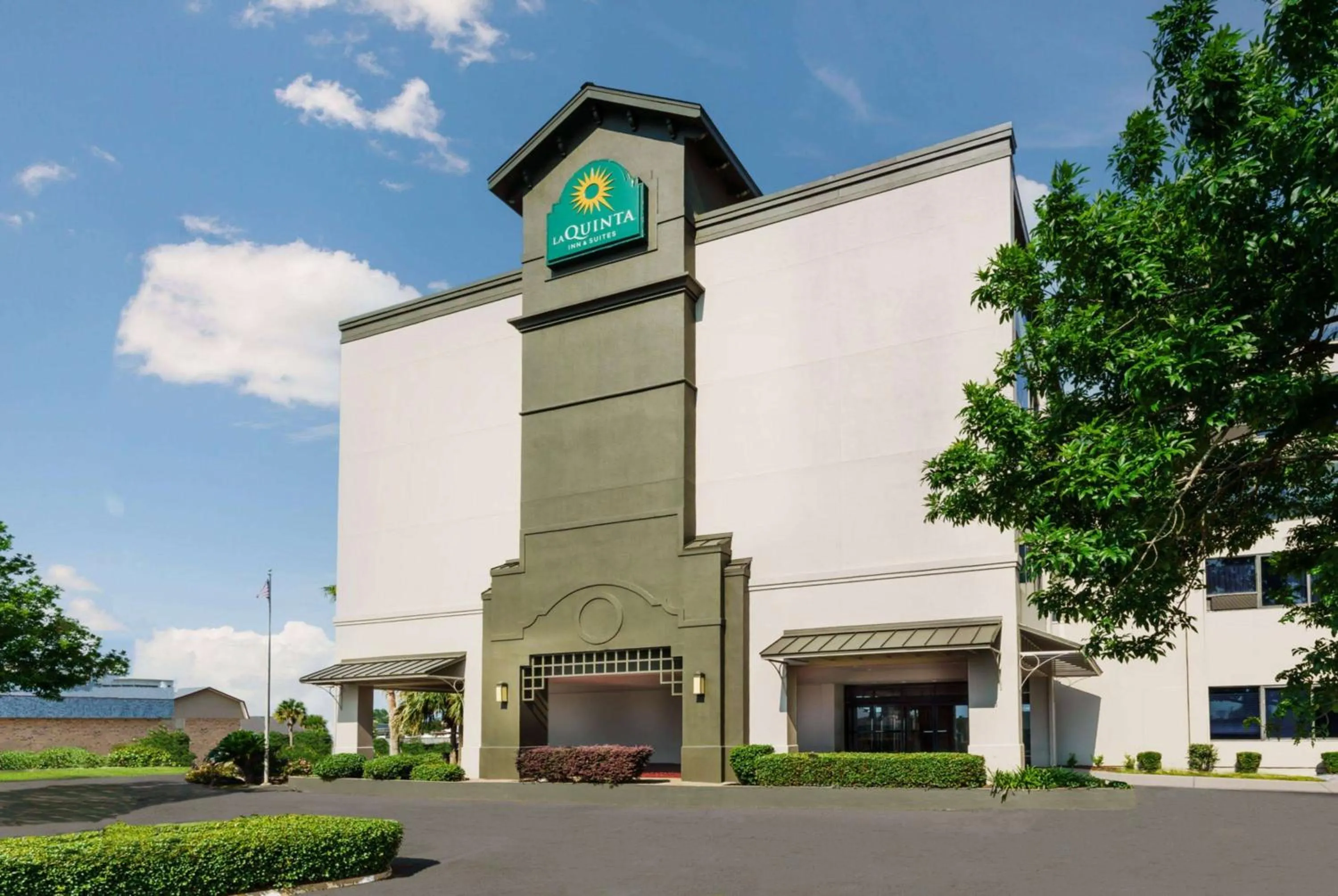 Property building in La Quinta by Wyndham New Orleans Airport