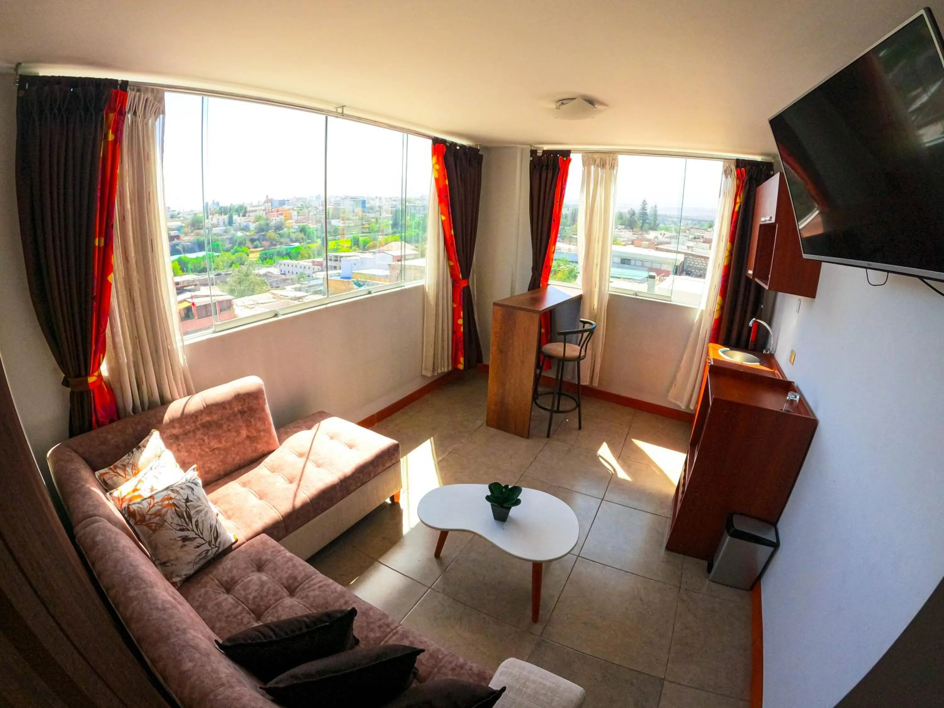 Communal lounge/ TV room in Hotel Tikary