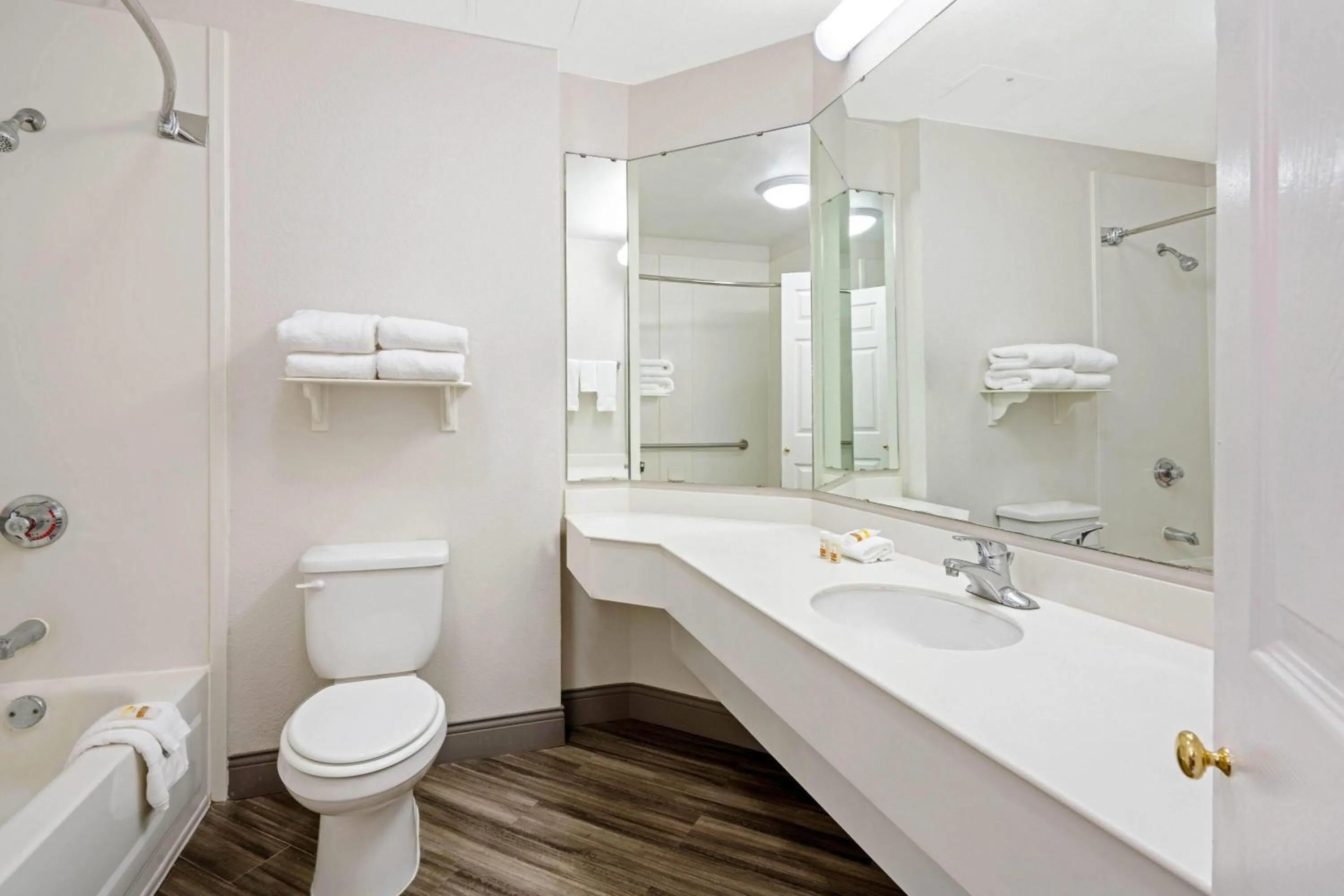 Bathroom in La Quinta by Wyndham Houston West Park 10