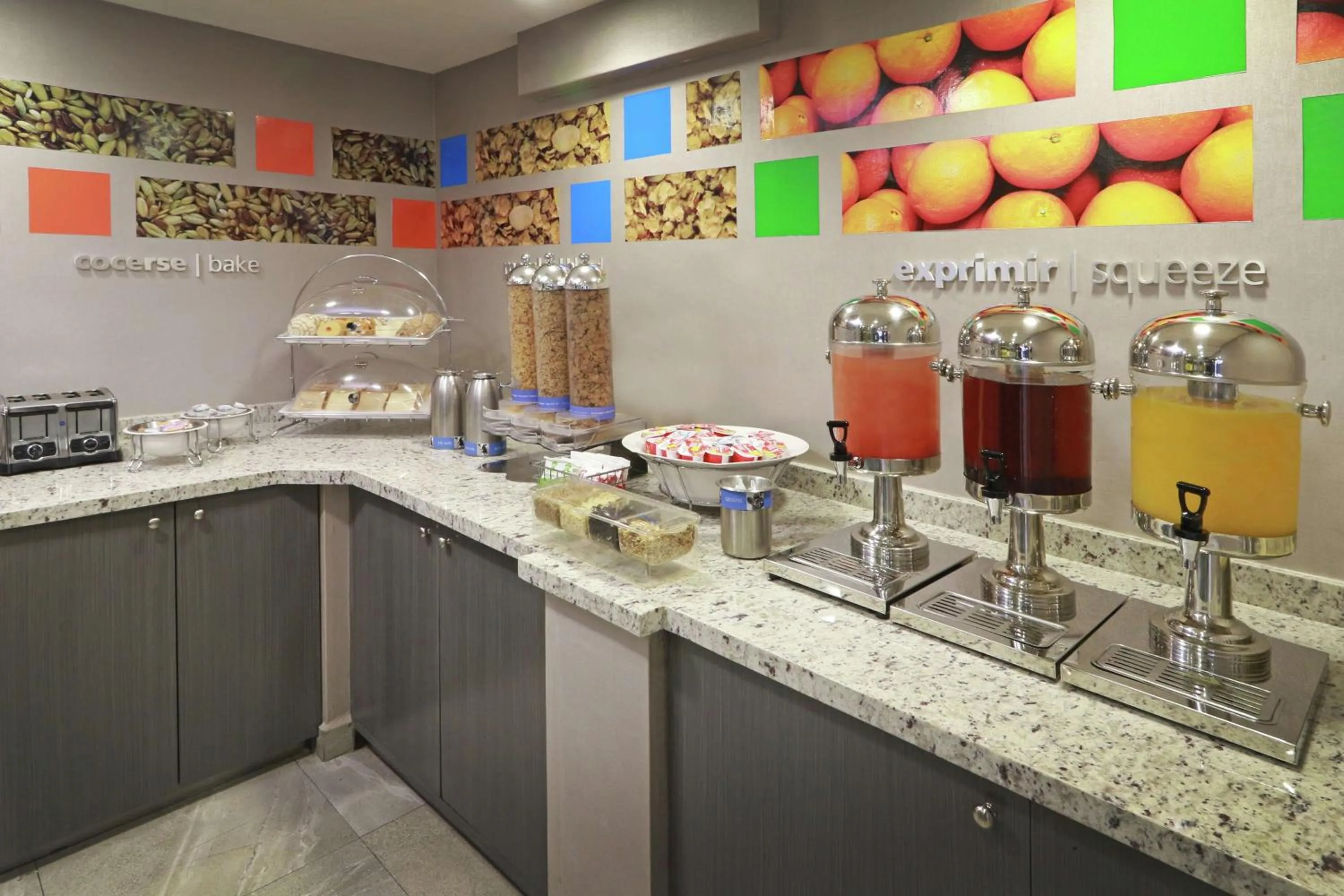 Restaurant/places to eat in Hampton Inn Monterrey-Airport