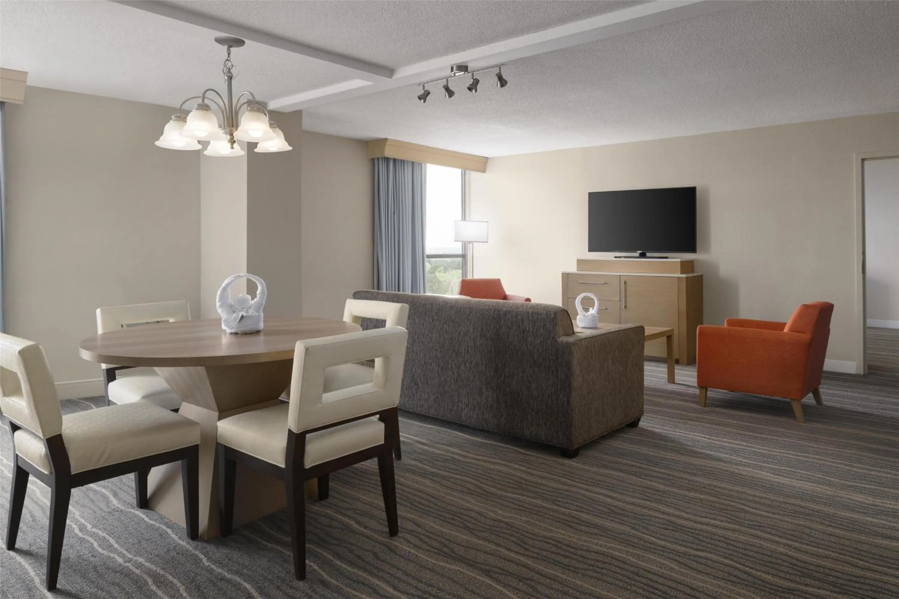 Living room in DoubleTree by Hilton Virginia Beach