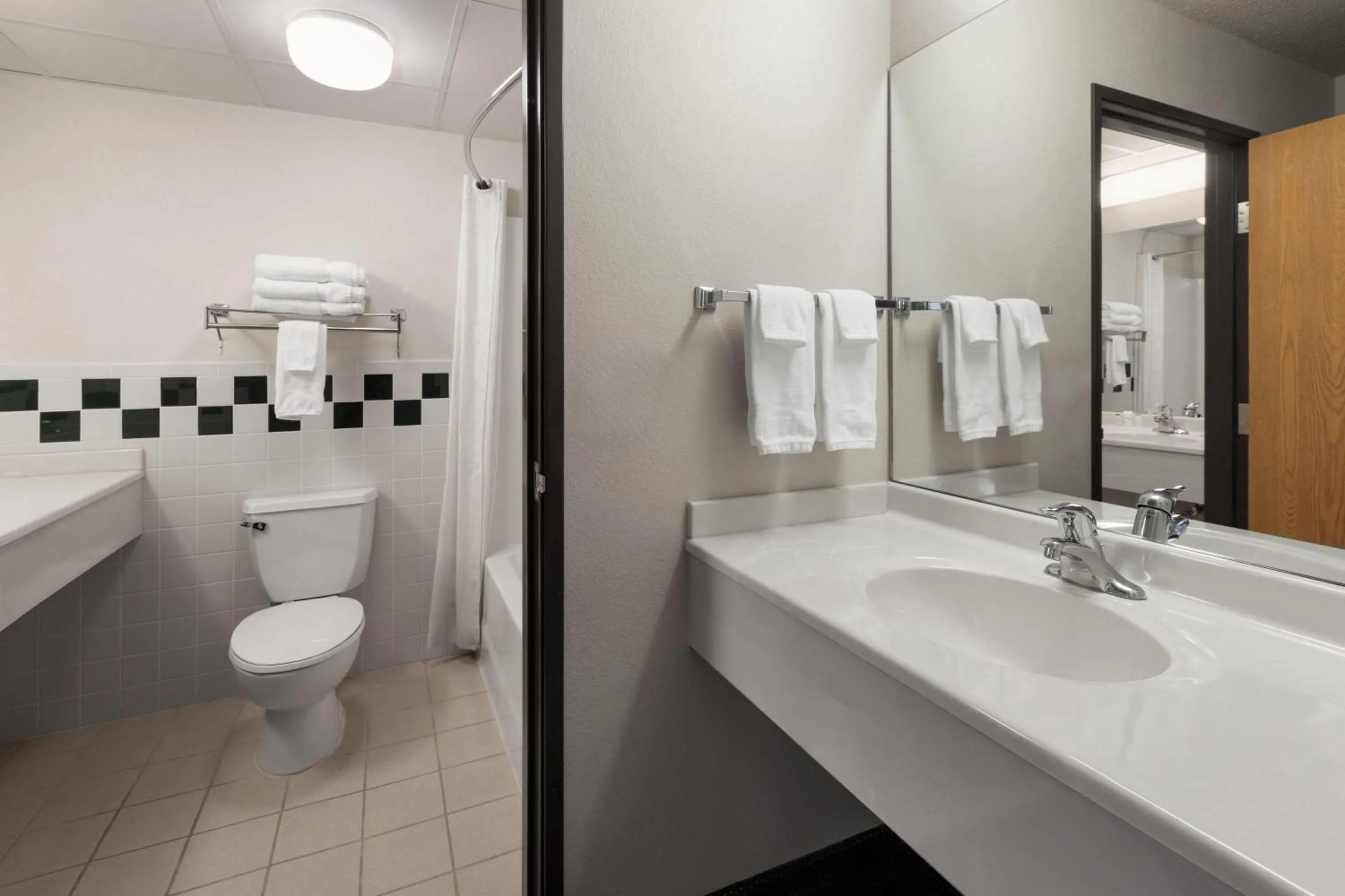 Bathroom in Shell Lake Lodge, a Travelodge by Wyndham
