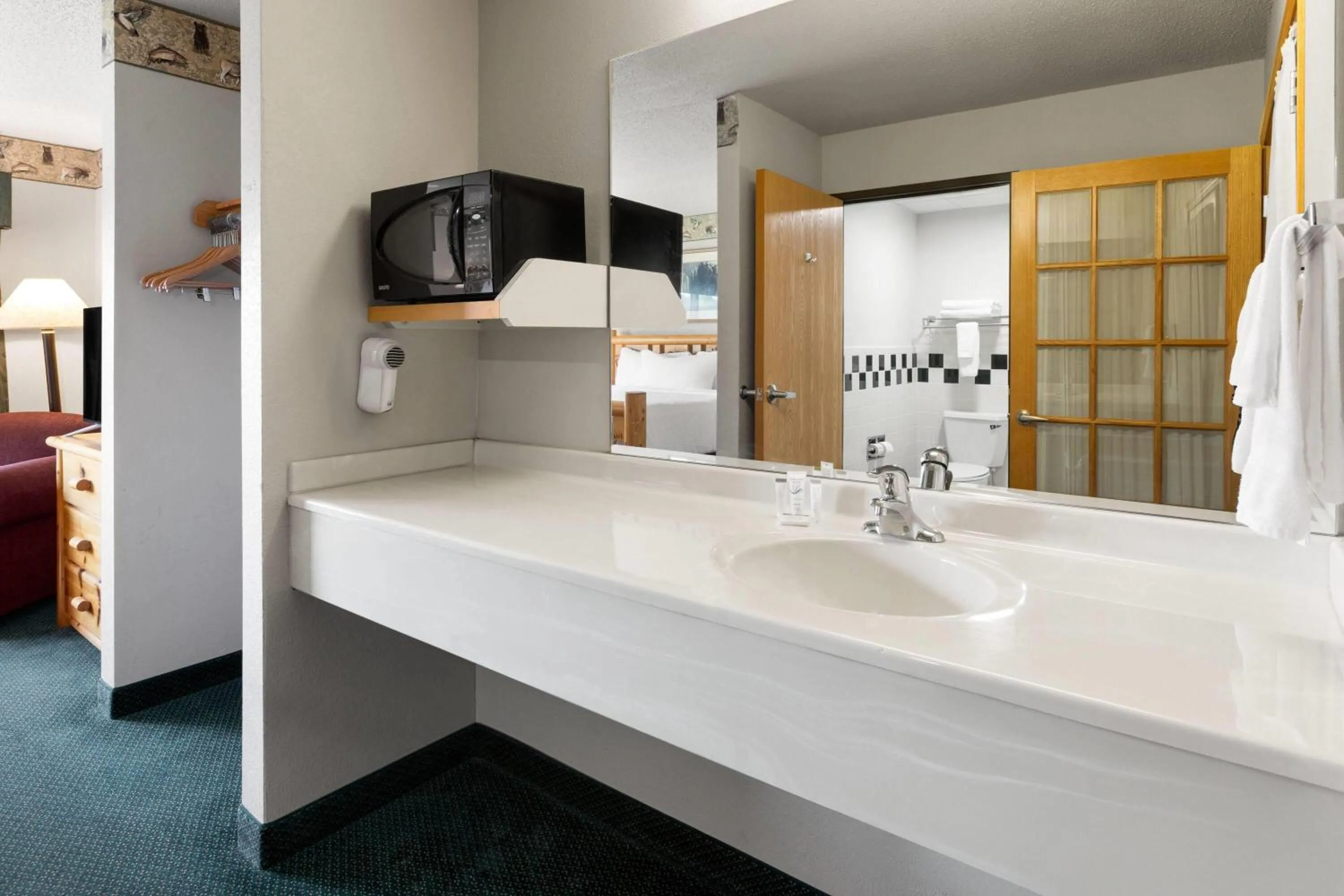 Bathroom in Shell Lake Lodge, a Travelodge by Wyndham