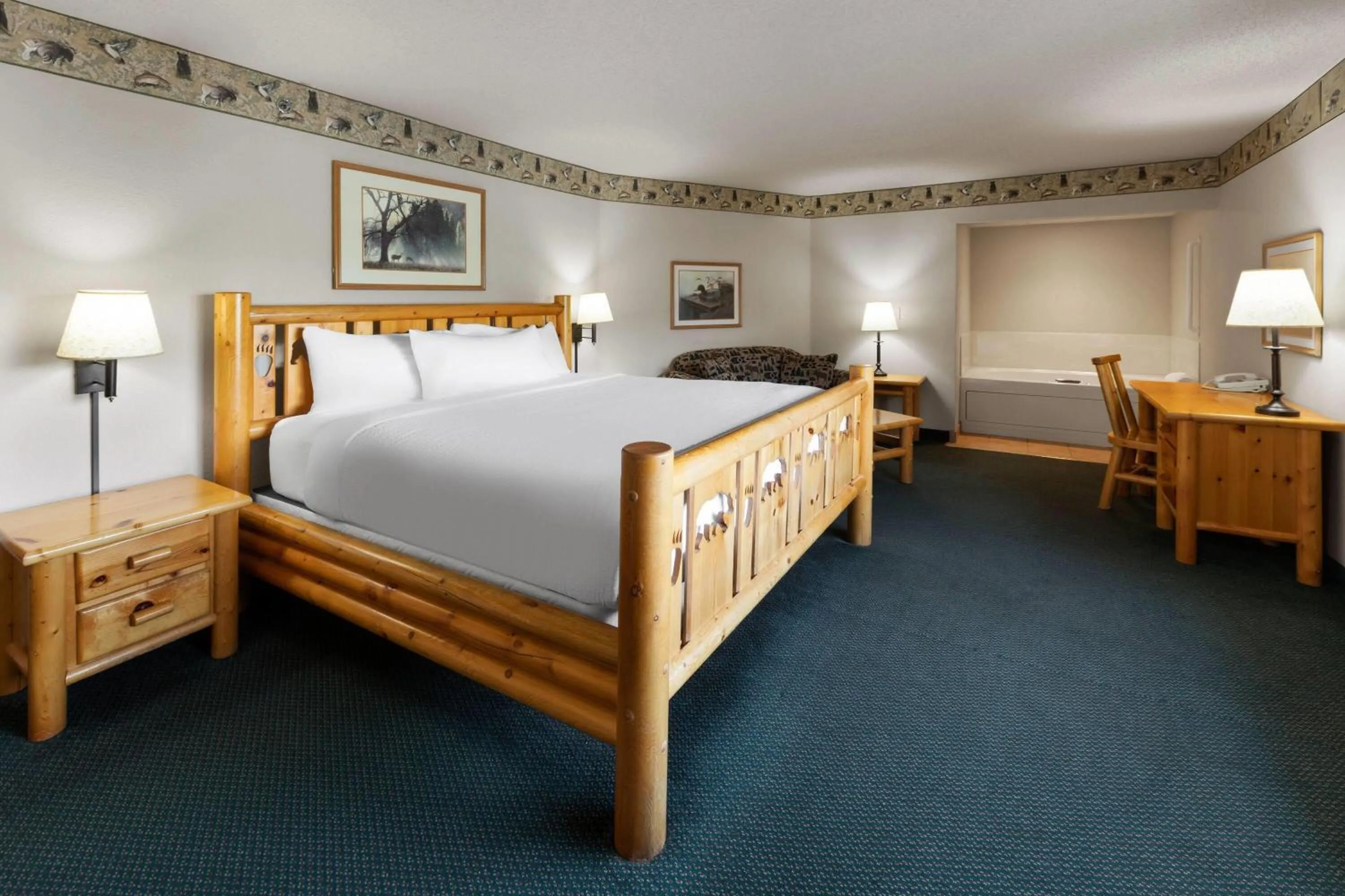 Bath, Bed in Shell Lake Lodge, a Travelodge by Wyndham