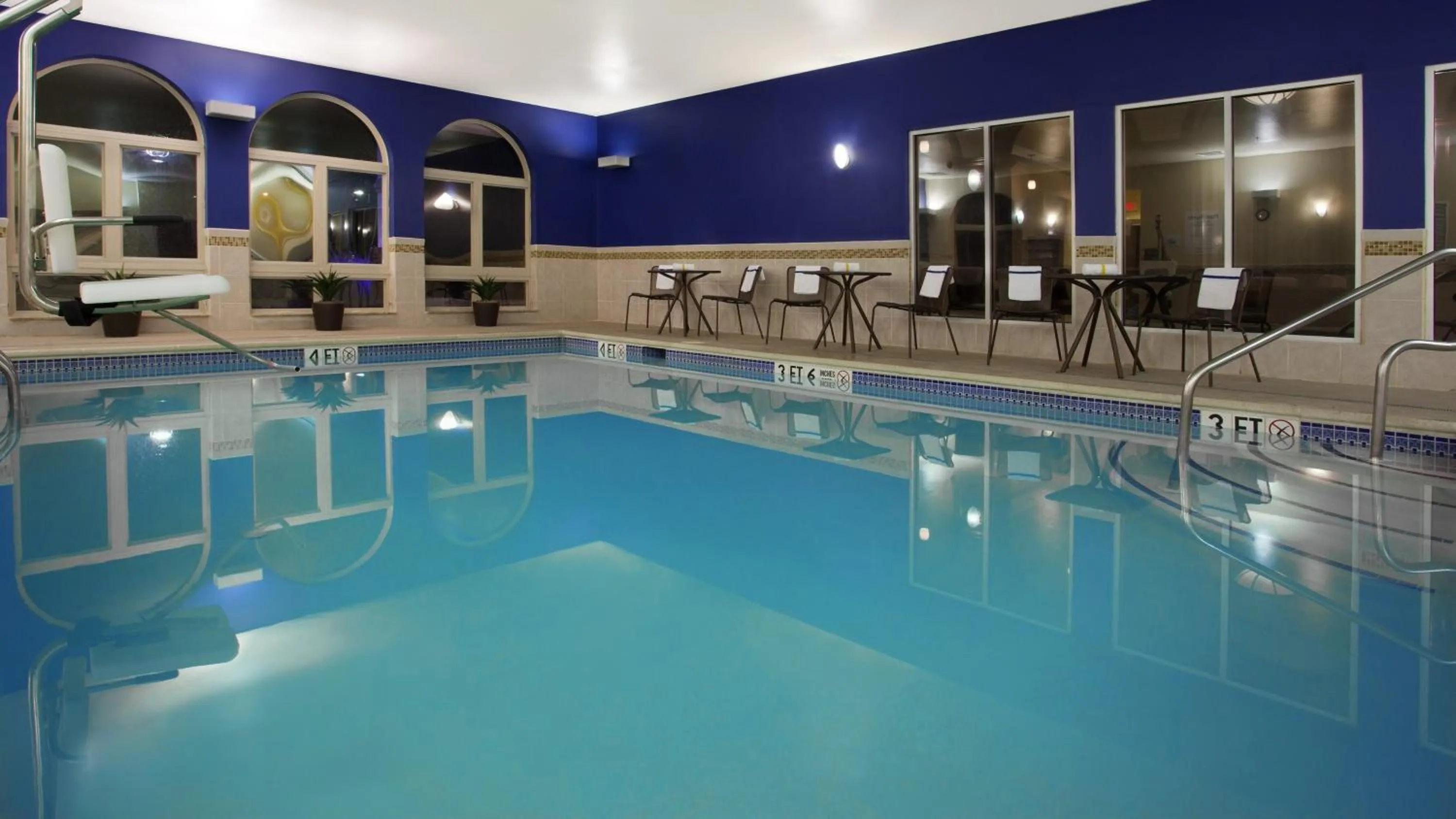 Swimming pool in Holiday Inn Express and Suites Allentown West by IHG