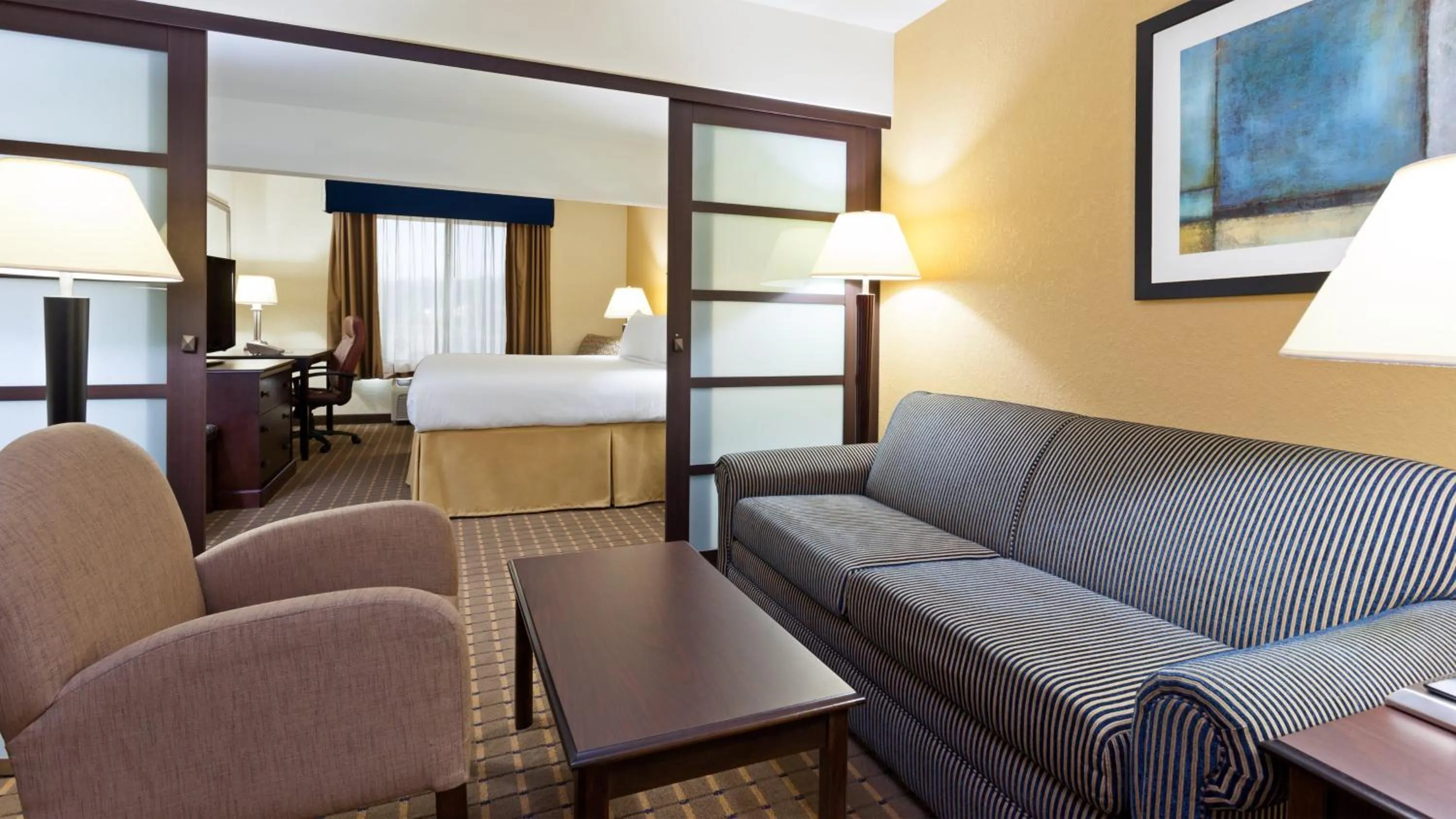 Photo of the whole room, Bed in Holiday Inn Express and Suites Allentown West by IHG