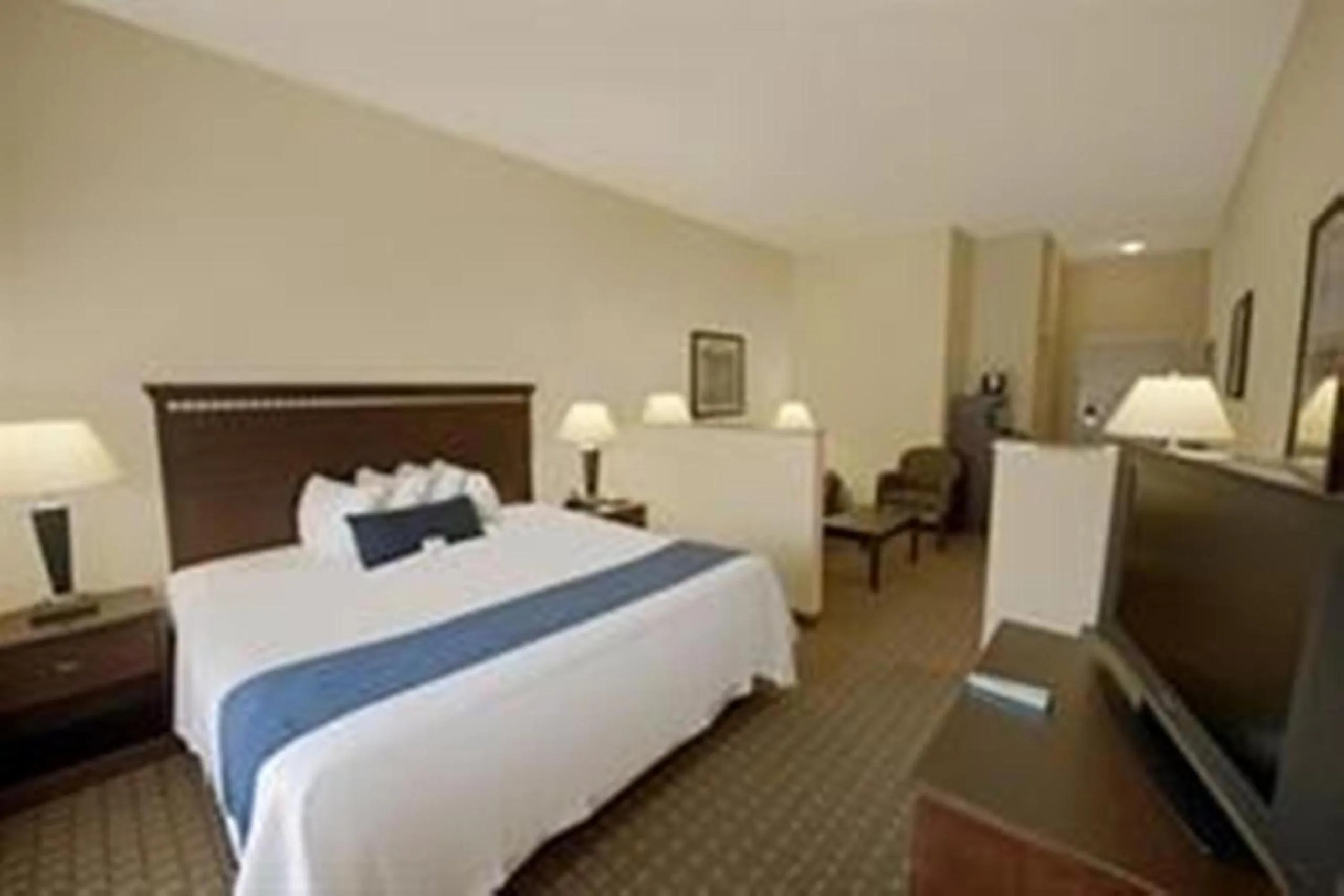 Bed in Holiday Inn Express and Suites Allentown West by IHG
