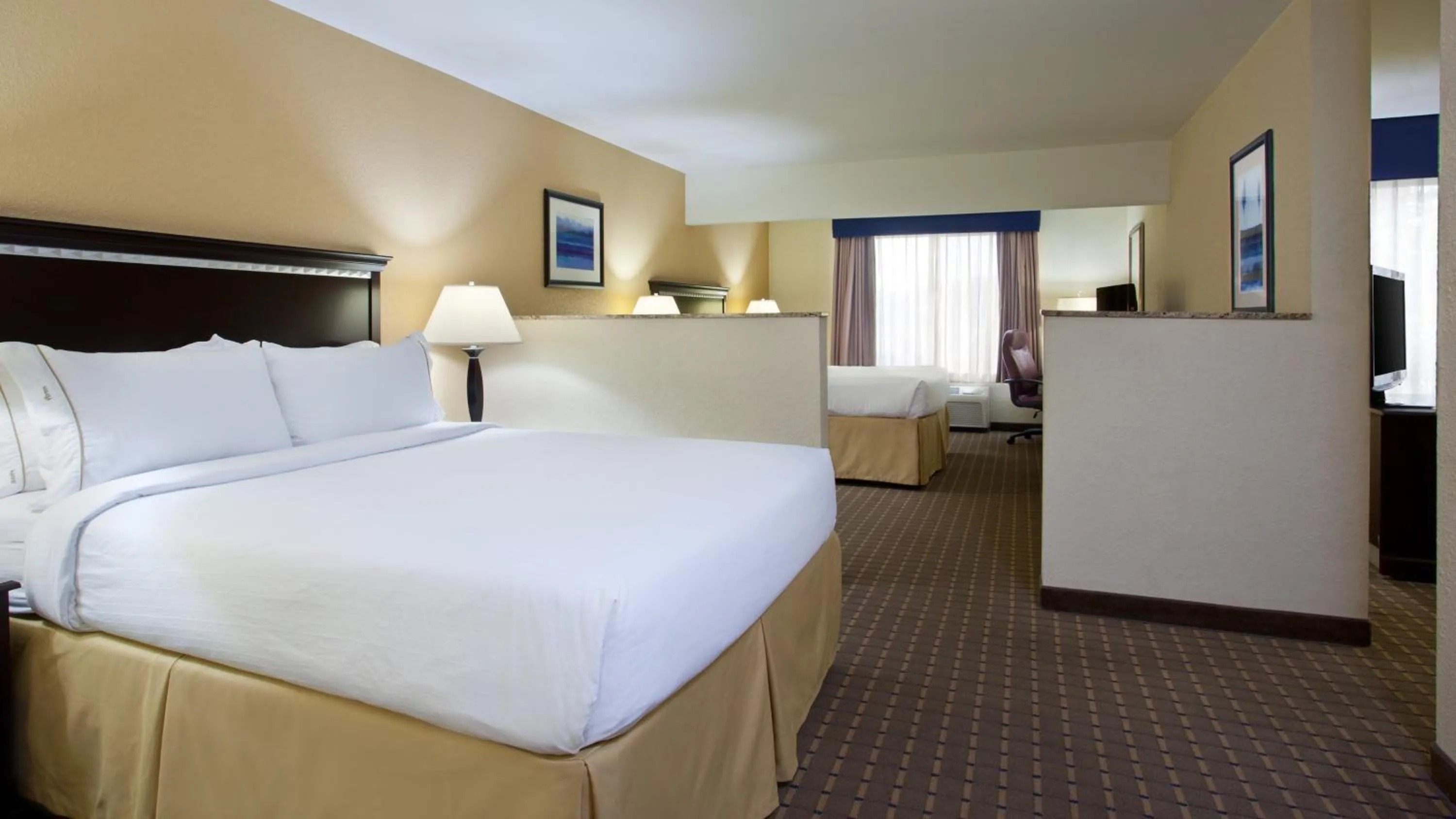 Photo of the whole room, Bed in Holiday Inn Express and Suites Allentown West by IHG