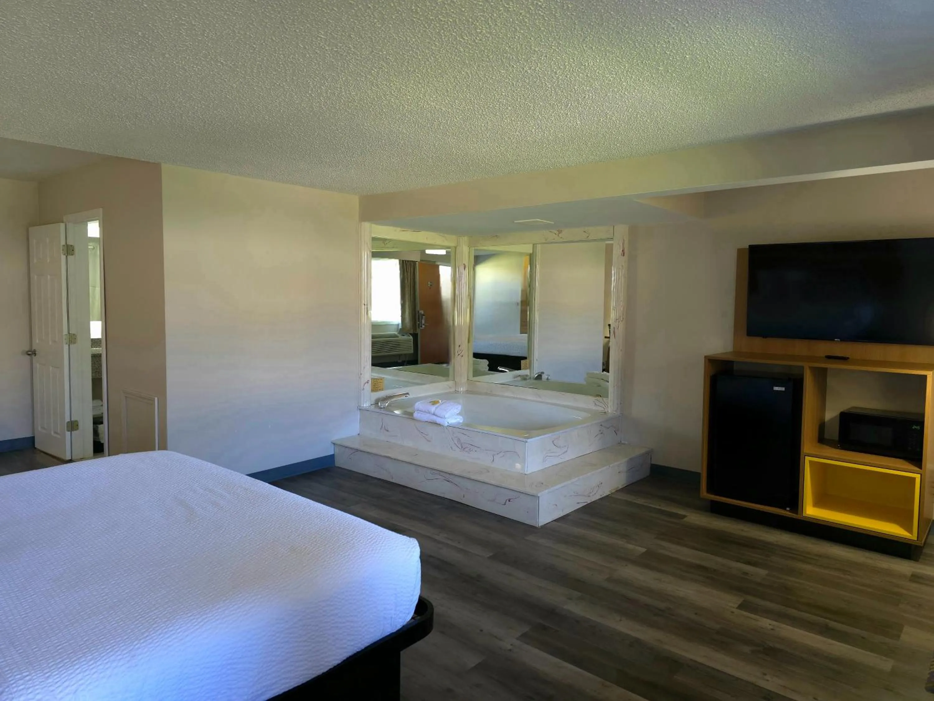 Bed in Days Inn and Suites by Wyndham Port Huron