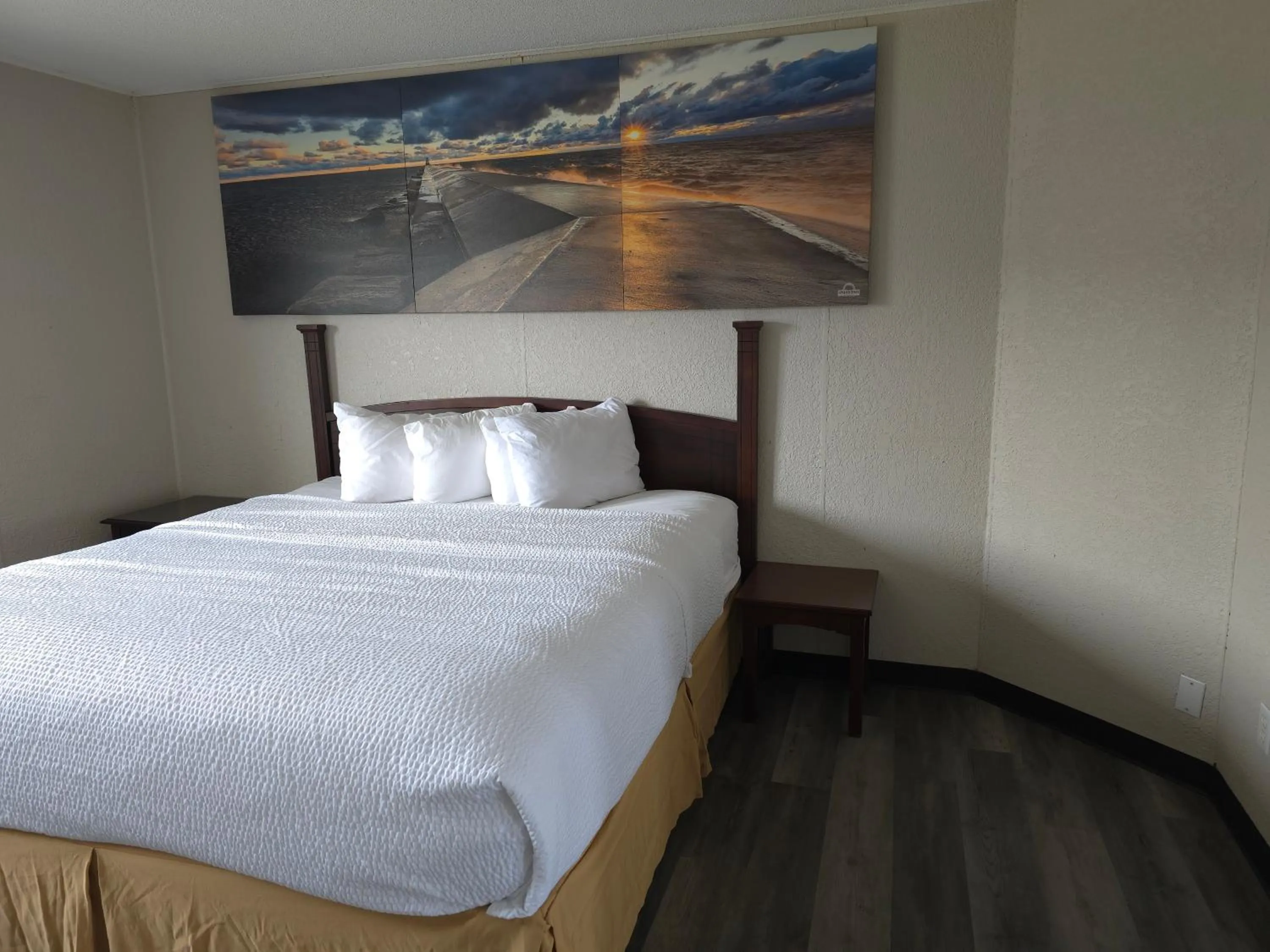 Bed in Days Inn and Suites by Wyndham Port Huron