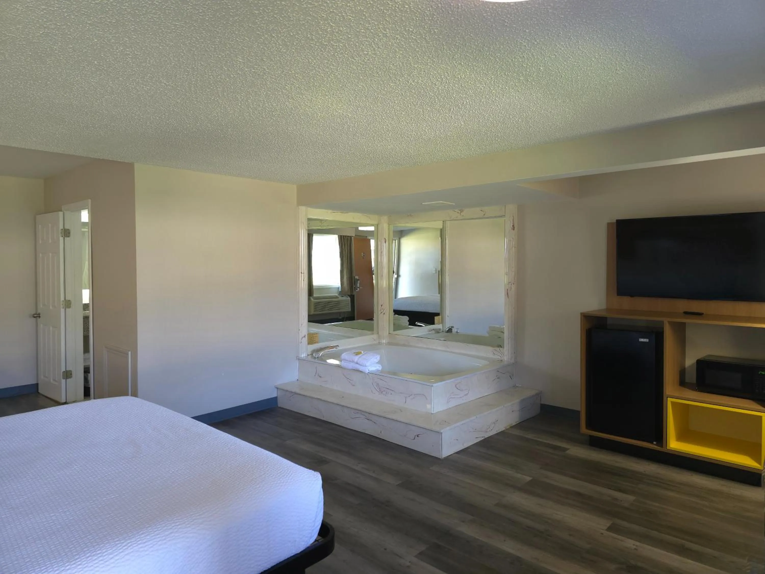 Bed in Days Inn and Suites by Wyndham Port Huron