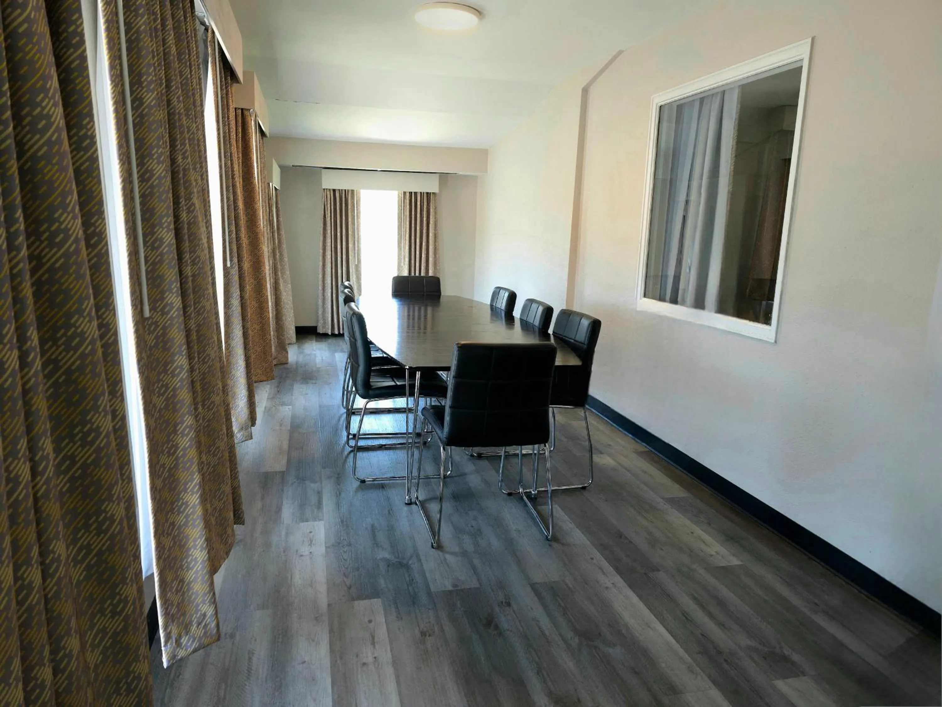 Dining area in Days Inn and Suites by Wyndham Port Huron