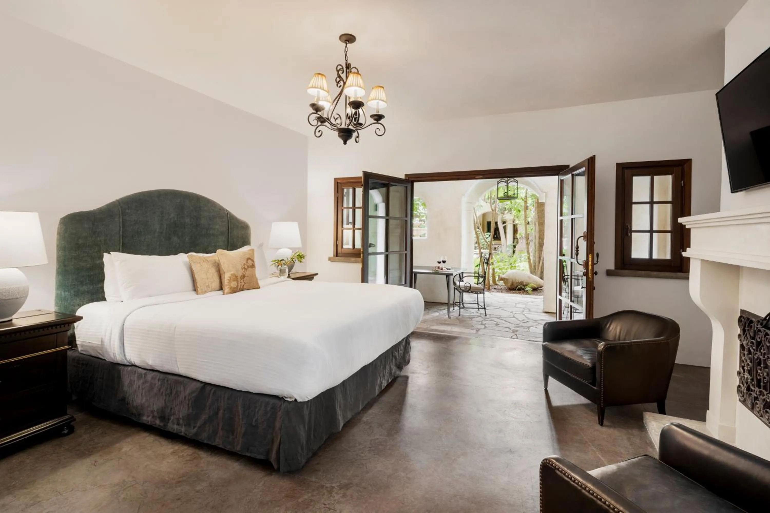 Bedroom, Bed in Kenwood Inn & Spa