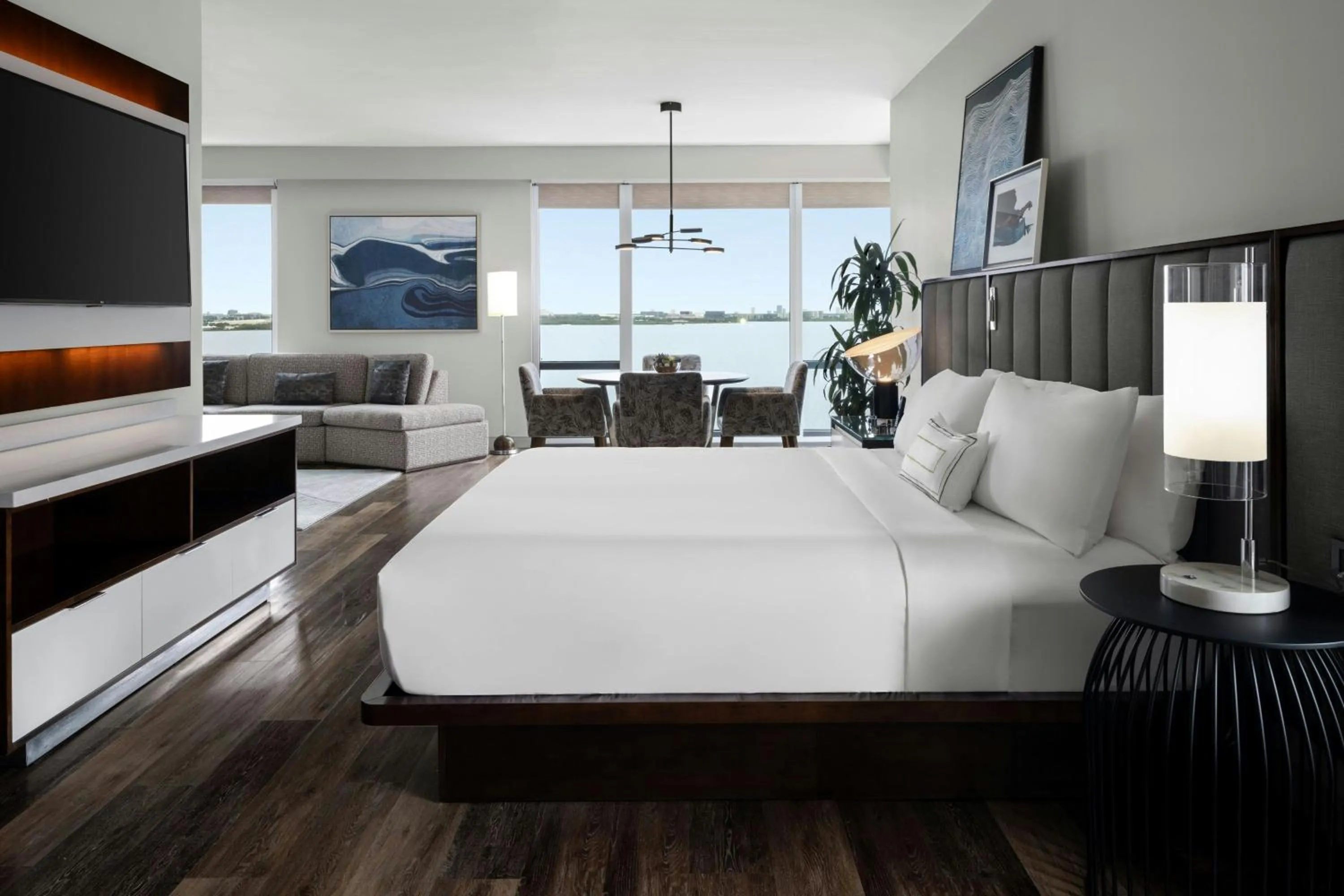 Photo of the whole room, Bed in The CURRENT Hotel, Autograph Collection