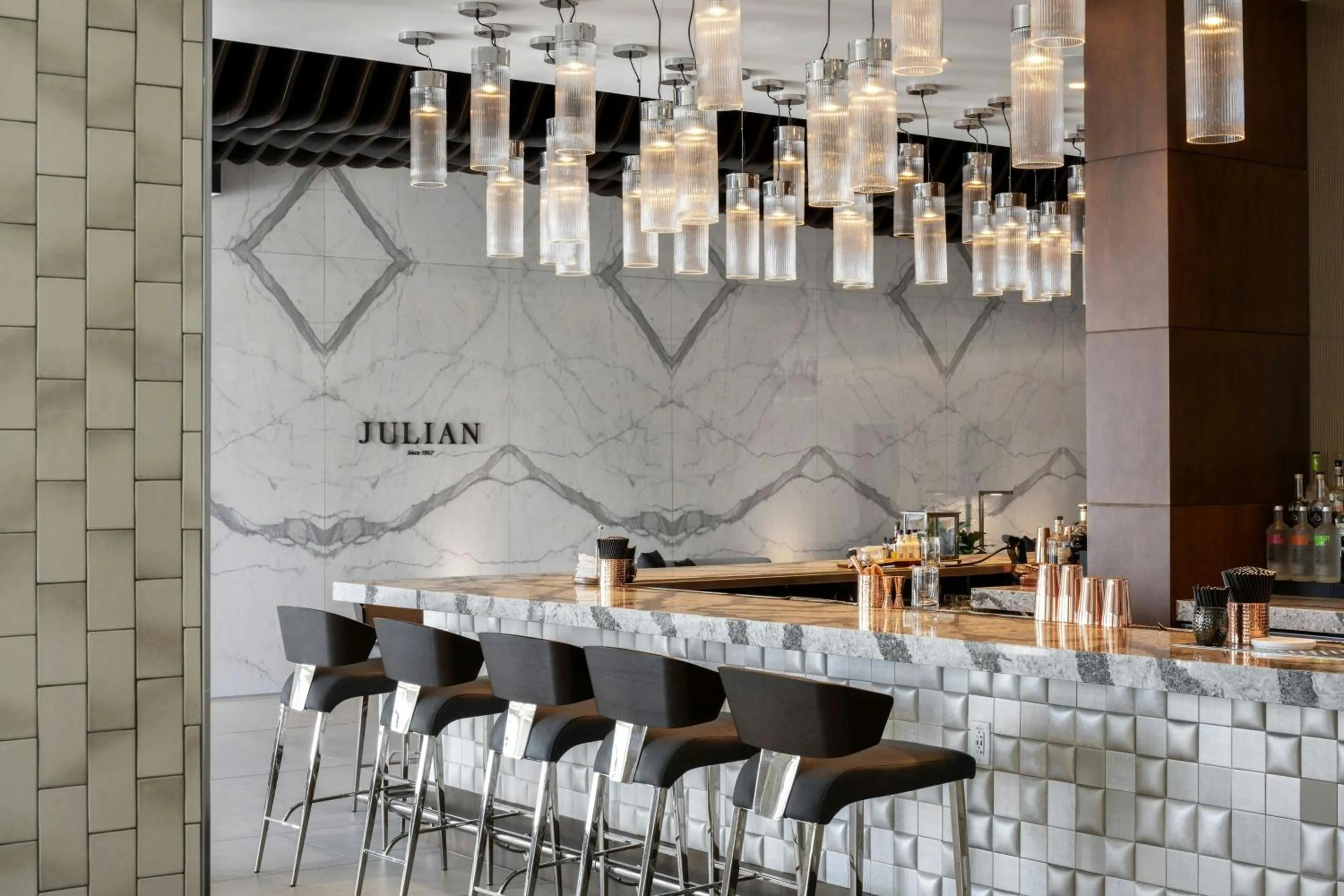 Lounge or bar in The CURRENT Hotel, Autograph Collection