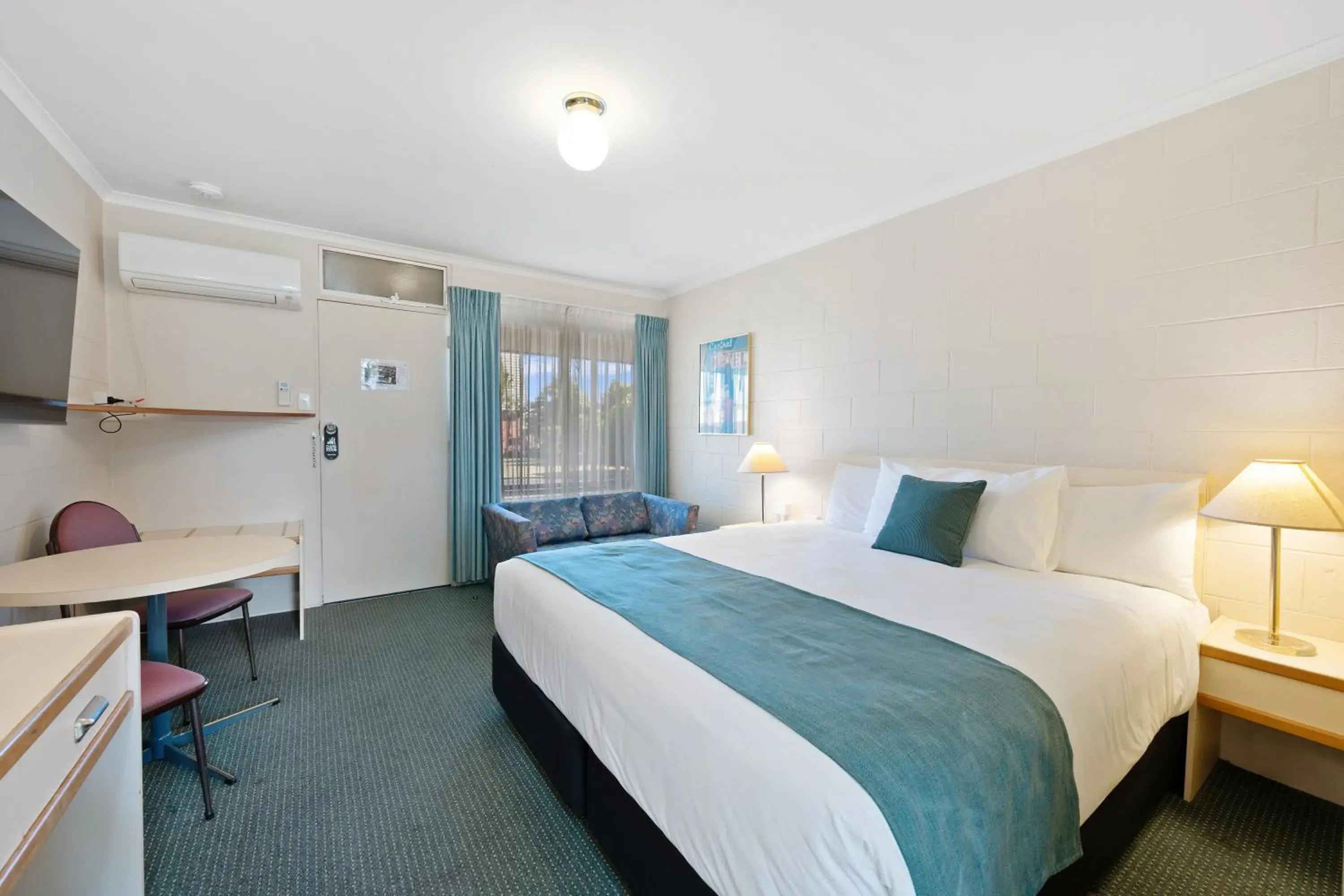 Quadruple Room with King Bed and Queen Bed - Non Smoking in Comfort Inn Devonport Quadruple Room with King Bed and Queen Bed - Non Smoking in Comfort Inn Devonport
