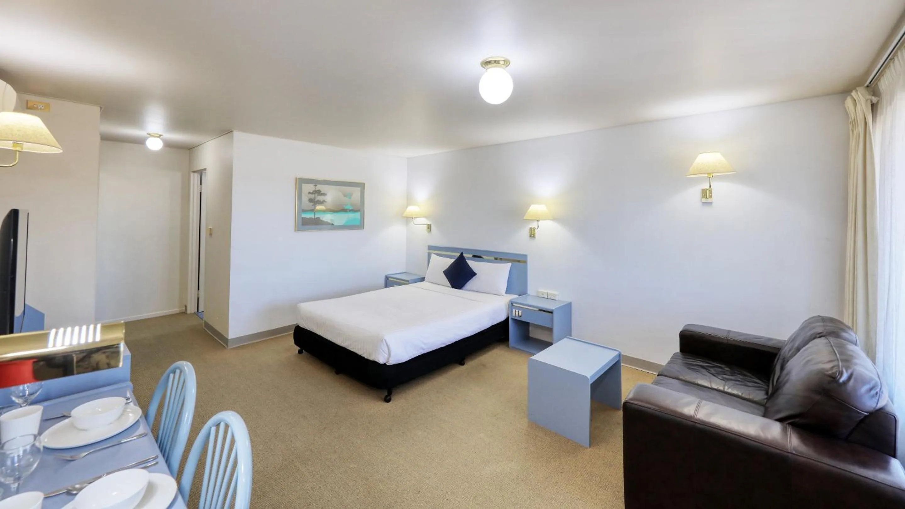 Photo of the whole room, Bed in Sunrise Devonport