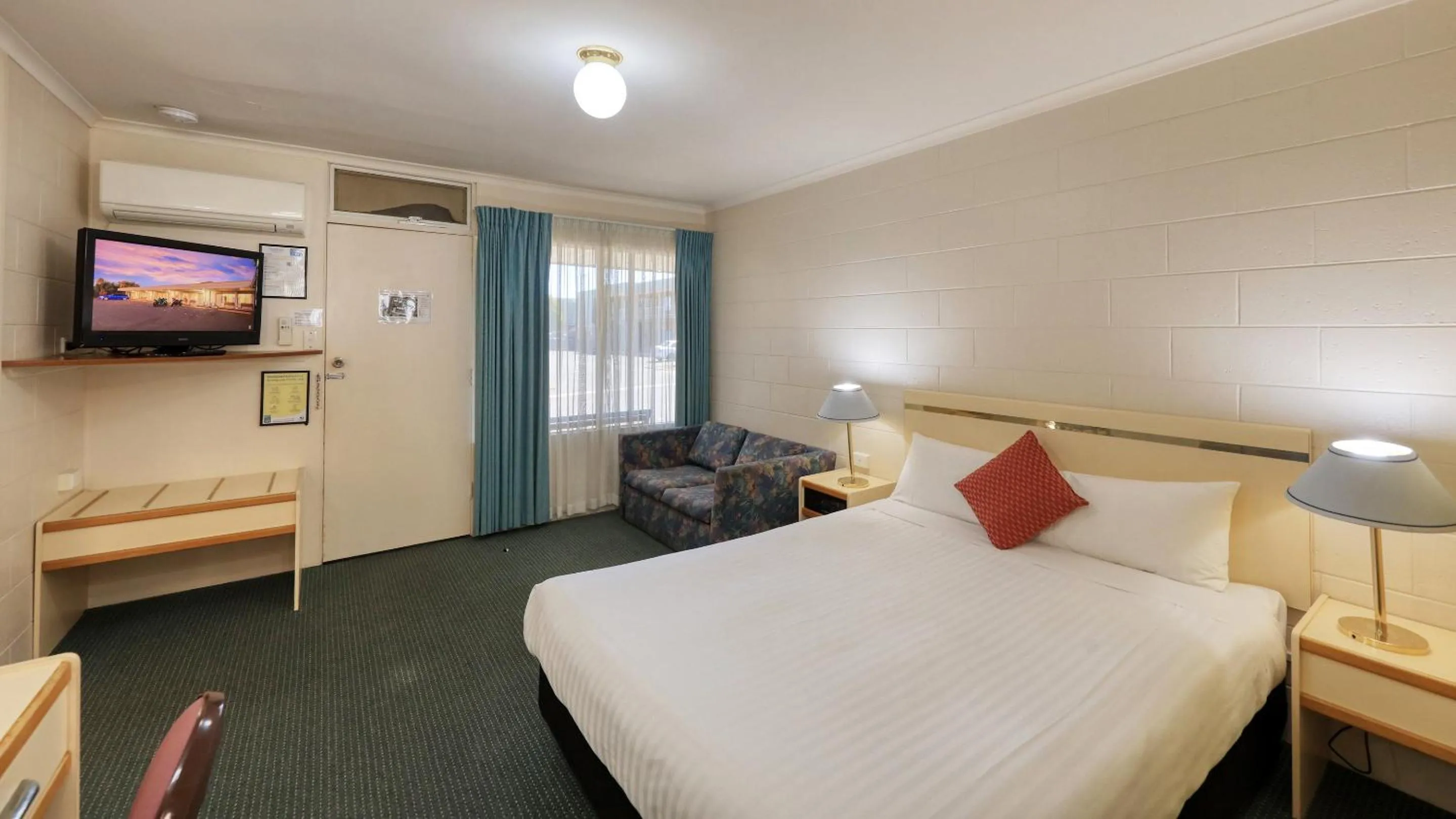 Bed in Sunrise Devonport