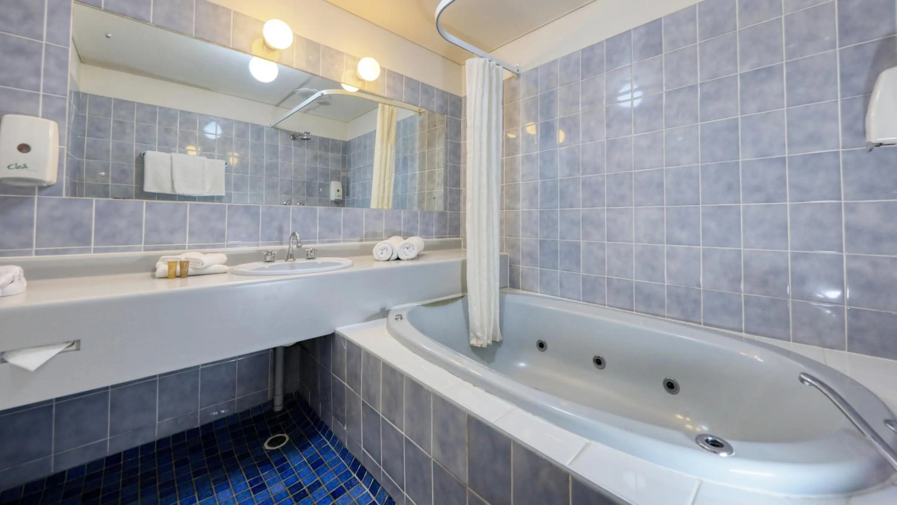 Shower in Sunrise Devonport