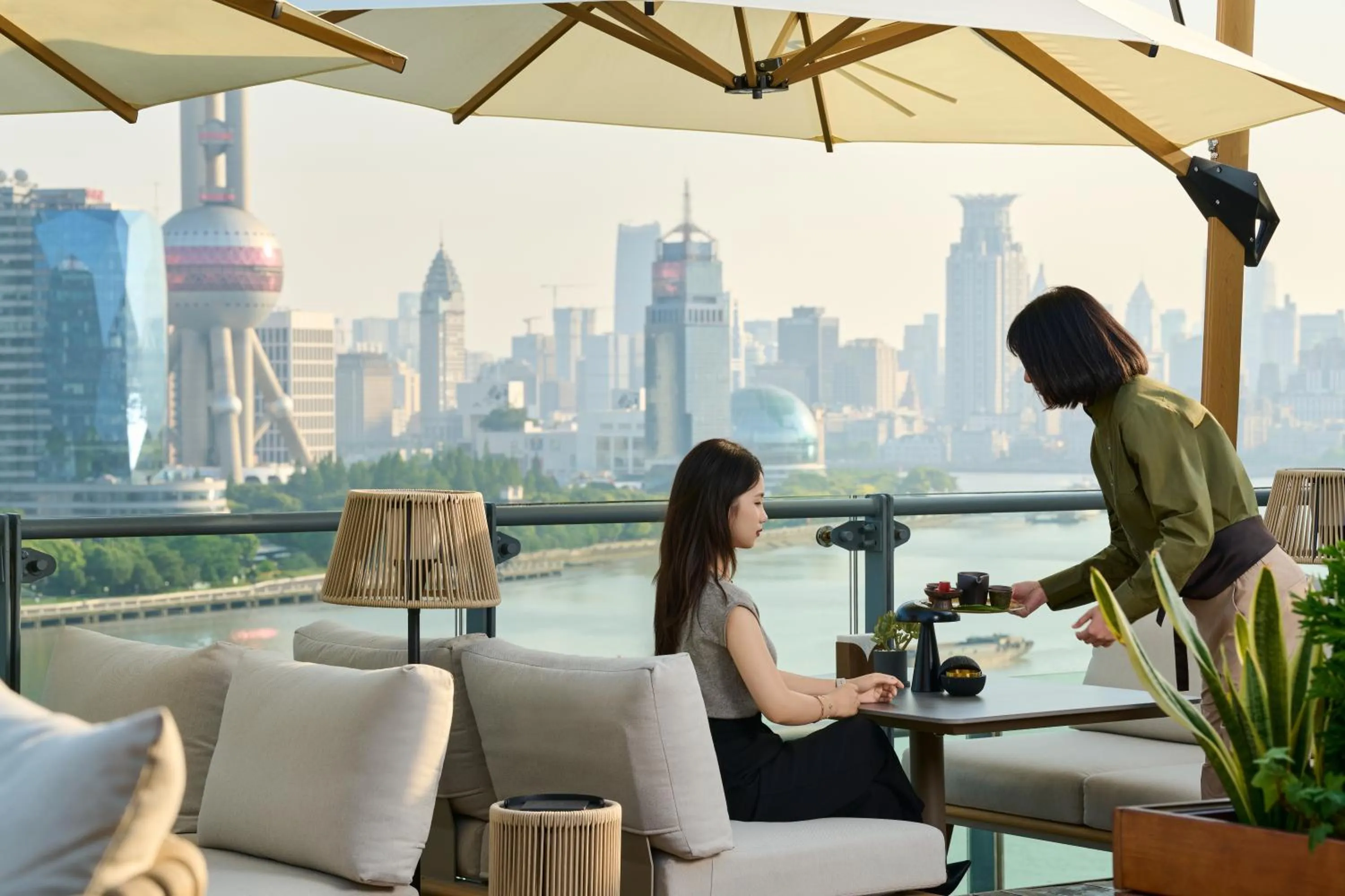 Lounge or bar in Banyantree Shanghai On the Bund - Tales rooftop bar boasts a jaw-dropping panoramic vista