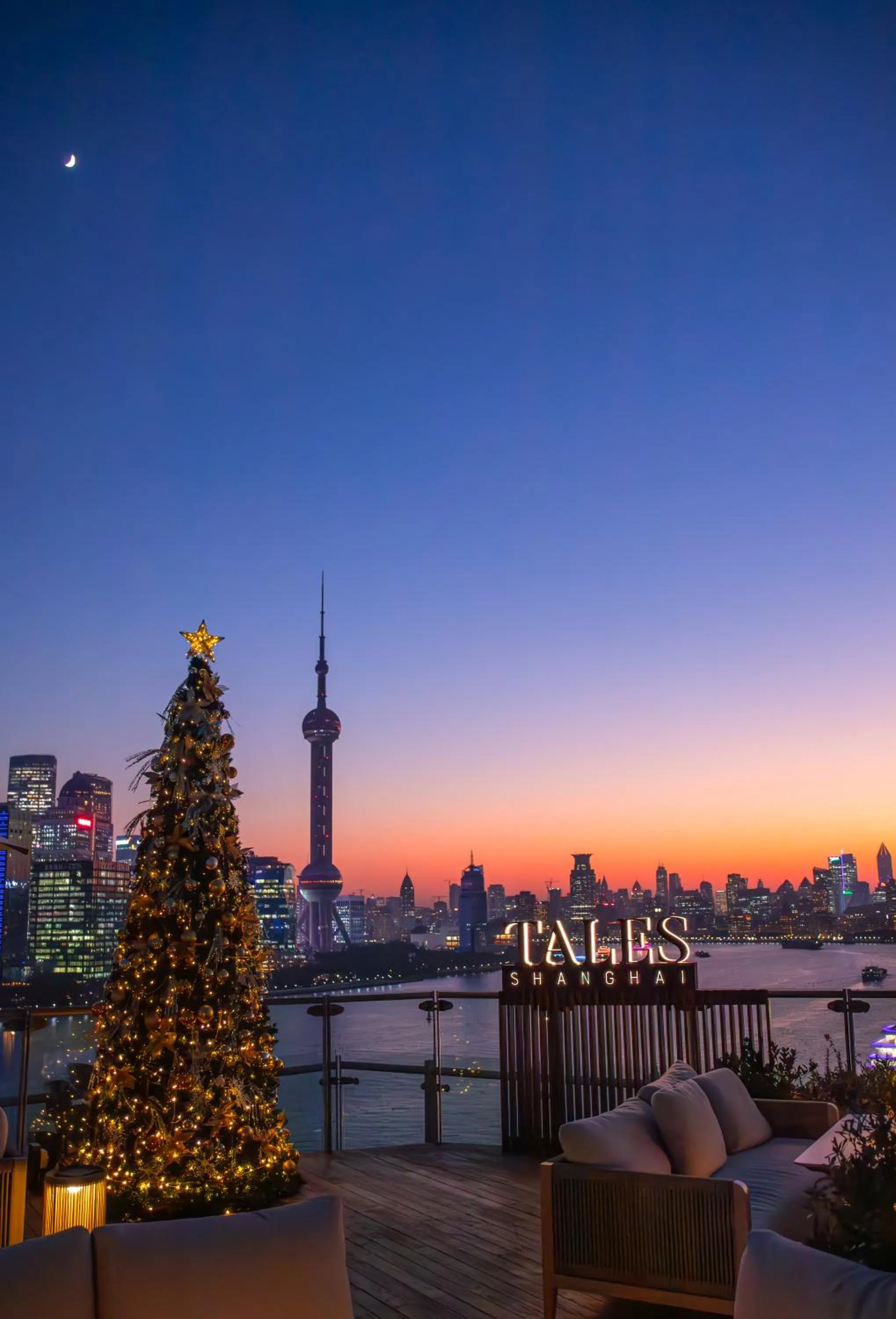 Night in Banyantree Shanghai On the Bund - Tales rooftop bar boasts a jaw-dropping panoramic vista