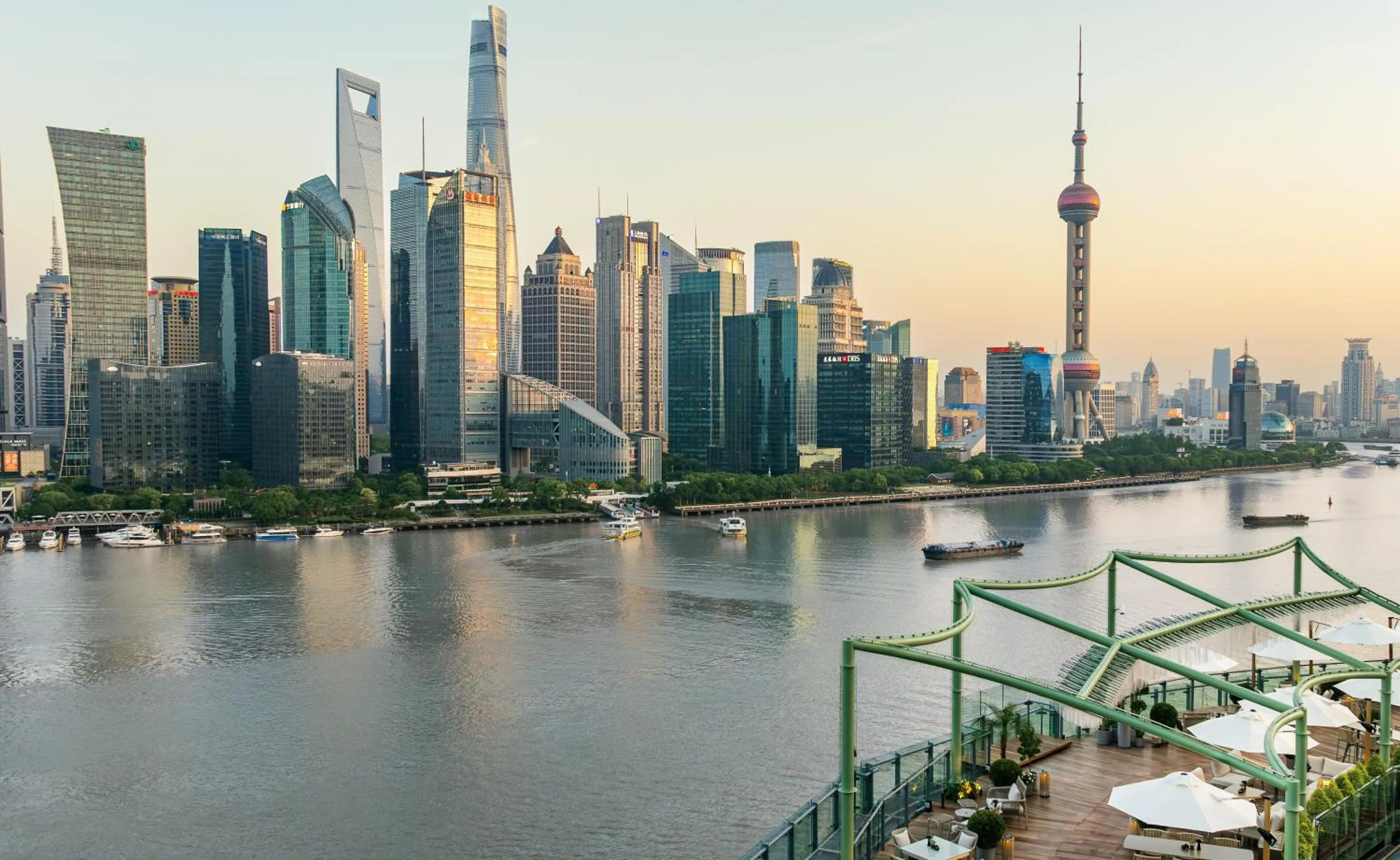 Lounge or bar in Banyantree Shanghai On the Bund - Tales rooftop bar boasts a jaw-dropping panoramic vista