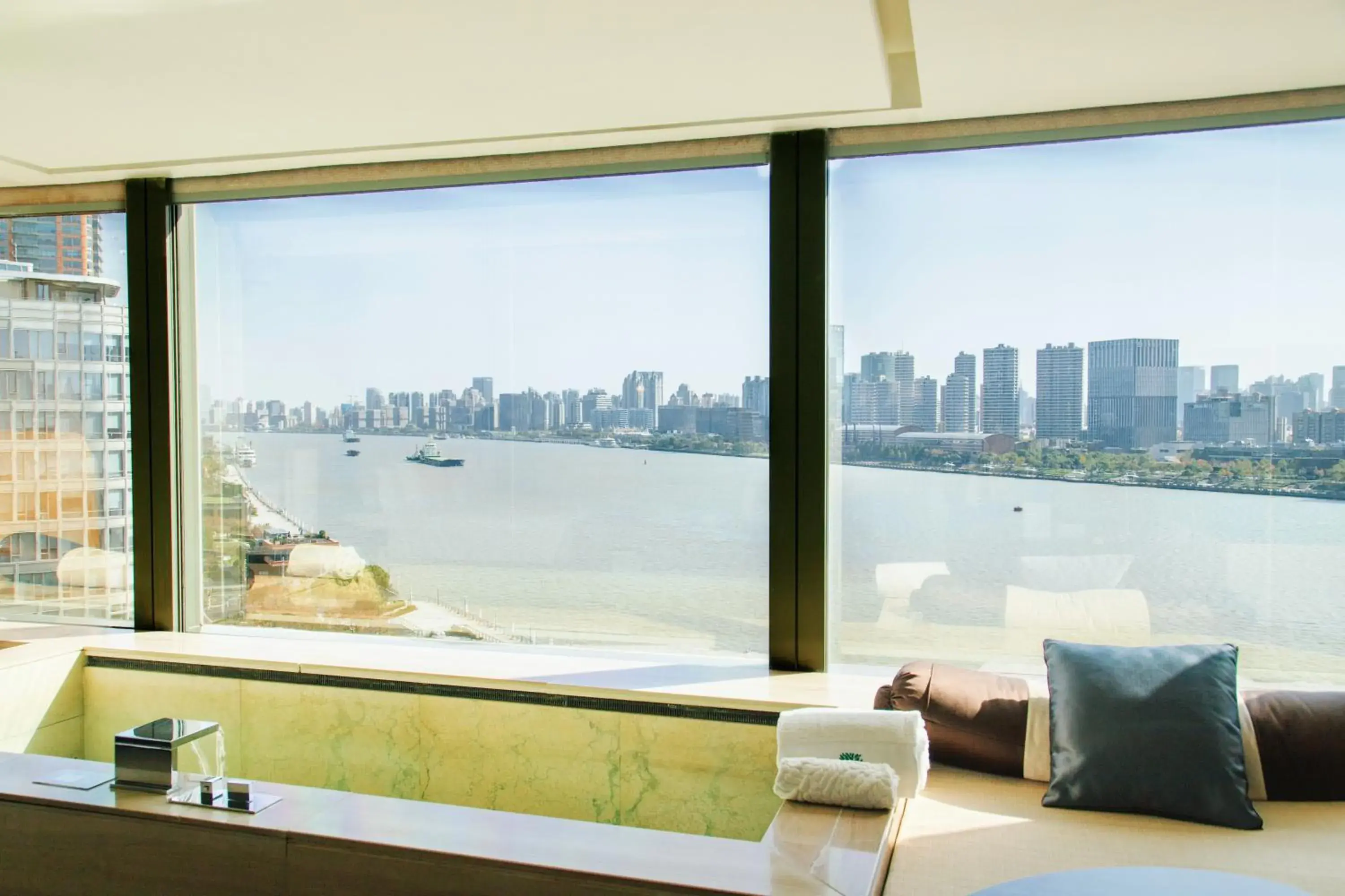 Family Oasis with Kids Pool in Banyantree Shanghai On the Bund - Tales rooftop bar boasts a jaw-dropping panoramic vista Family Oasis with Kids Pool in Banyantree Shanghai On the Bund - Tales rooftop bar boasts a jaw-dropping panoramic vista