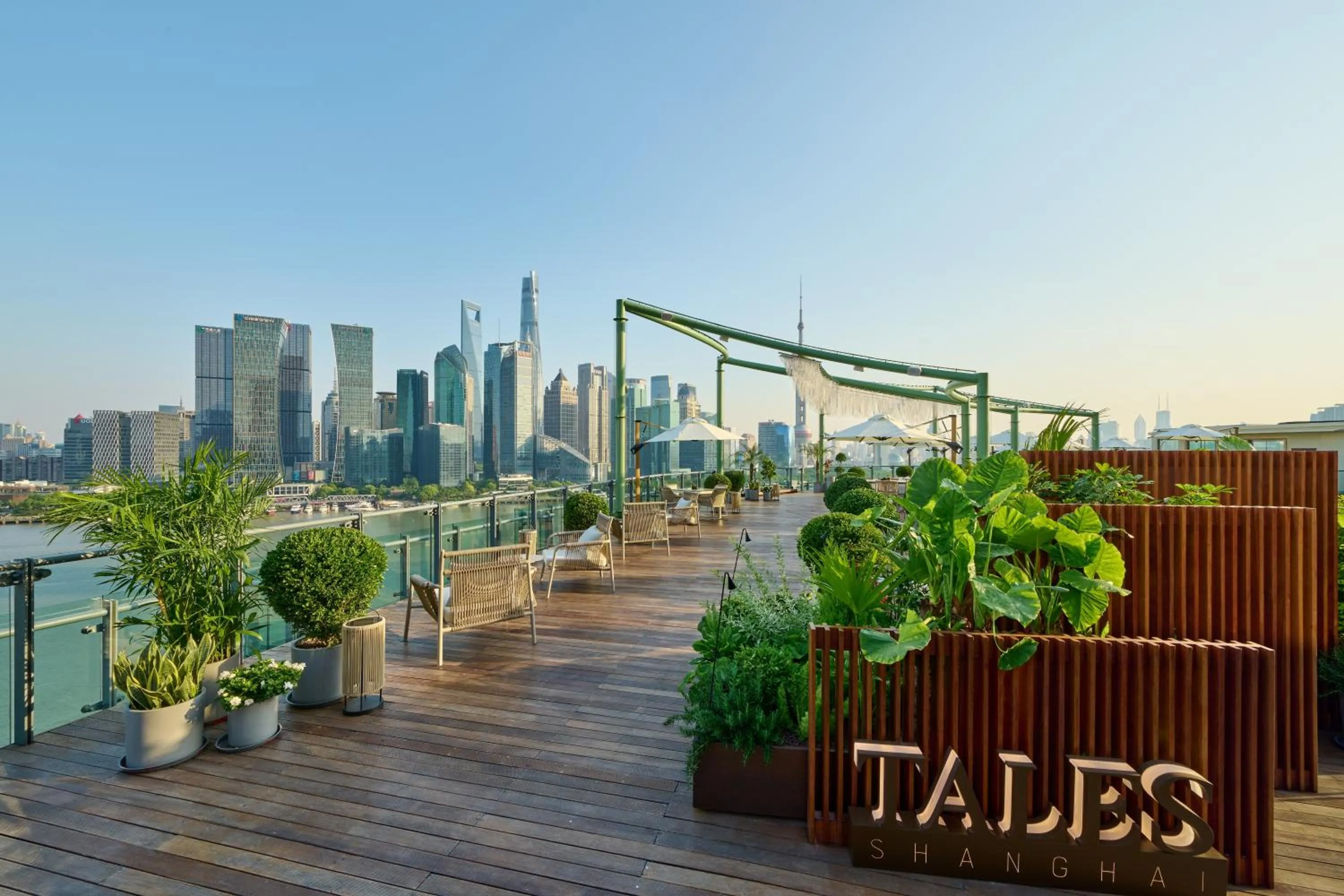 Lounge or bar in Banyantree Shanghai On the Bund - Tales rooftop bar boasts a jaw-dropping panoramic vista