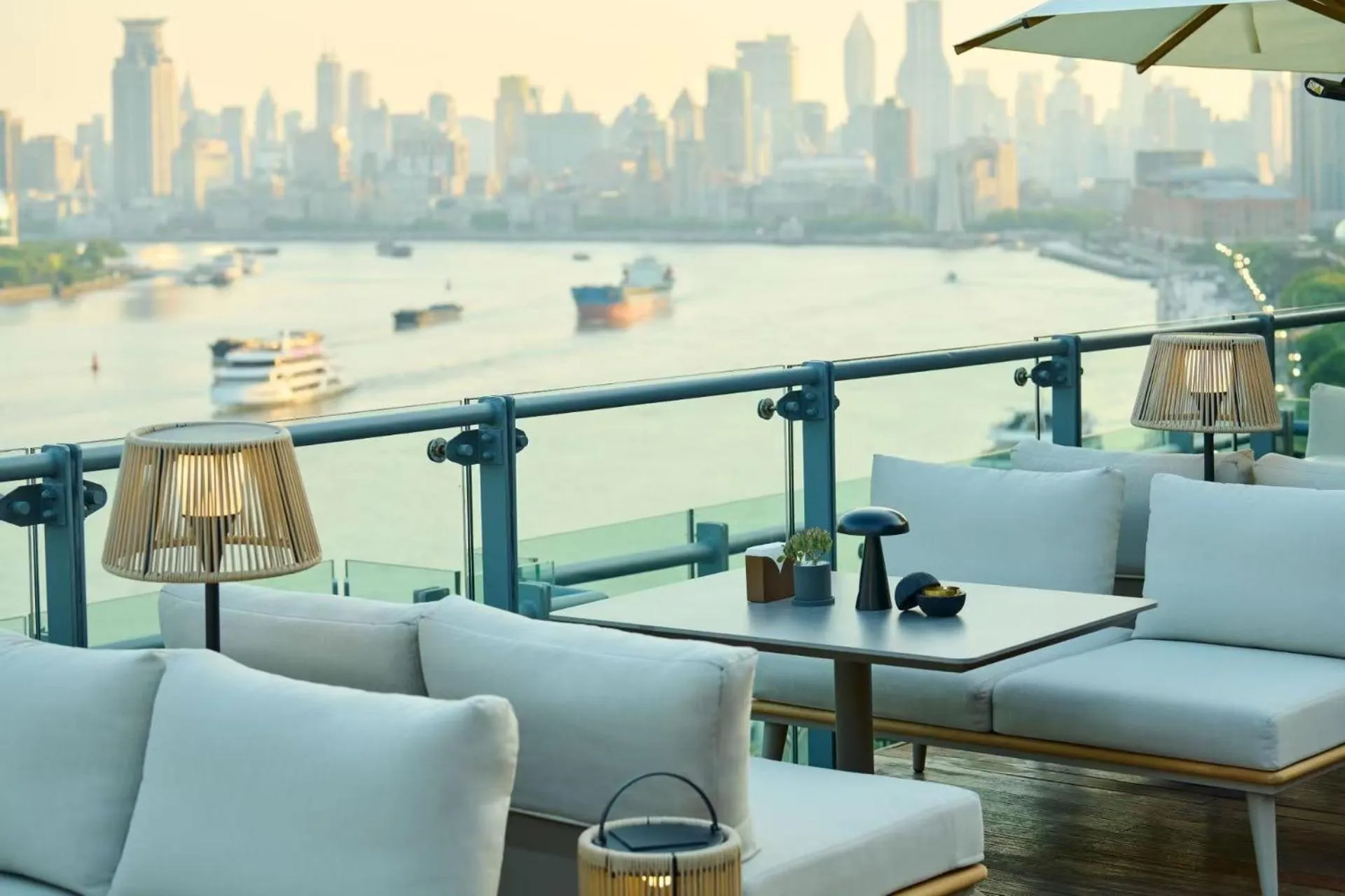 Lounge or bar in Banyantree Shanghai On the Bund - Tales rooftop bar boasts a jaw-dropping panoramic vista