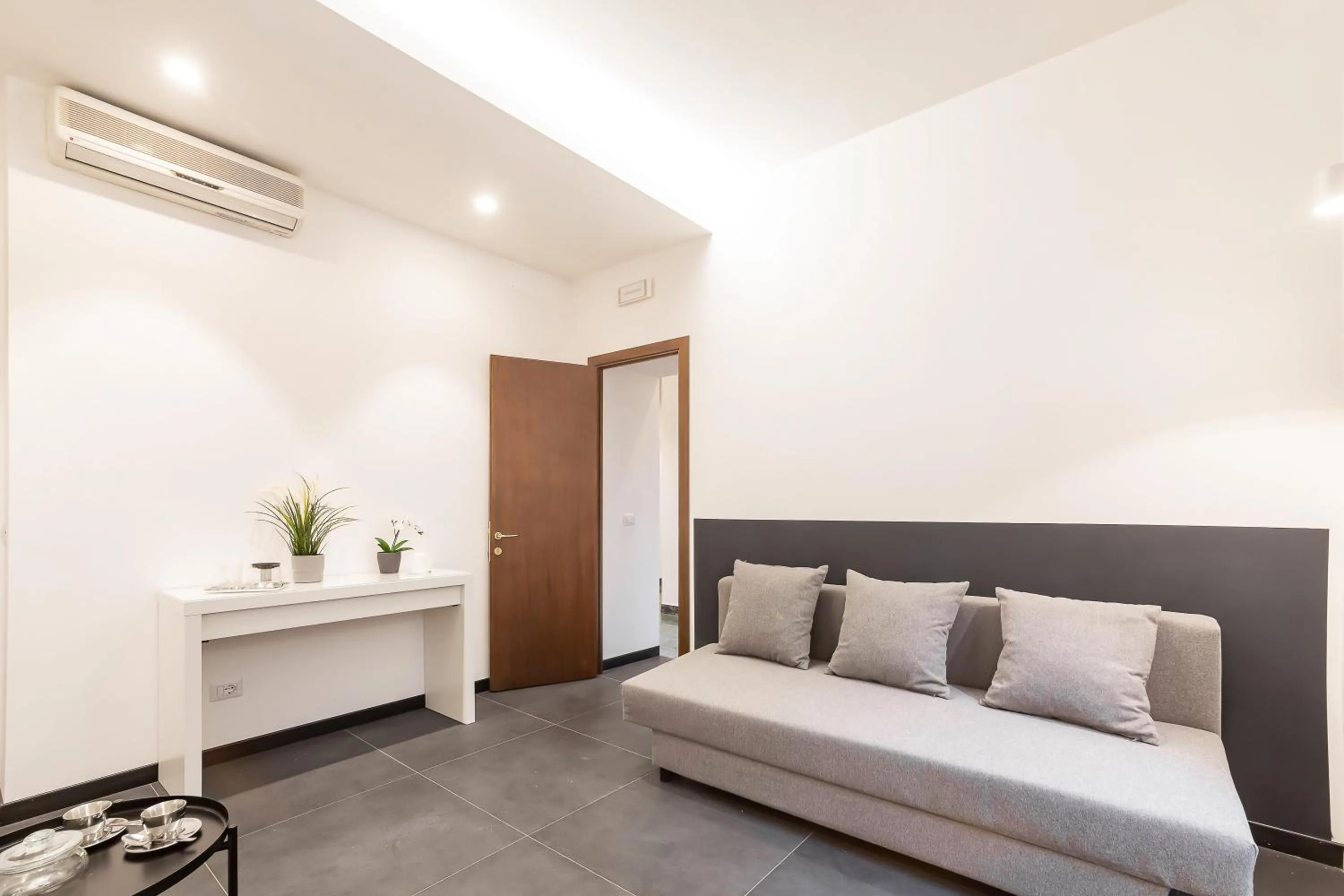 Communal lounge/ TV room, Bed in Lombardia40 Luxury Suites